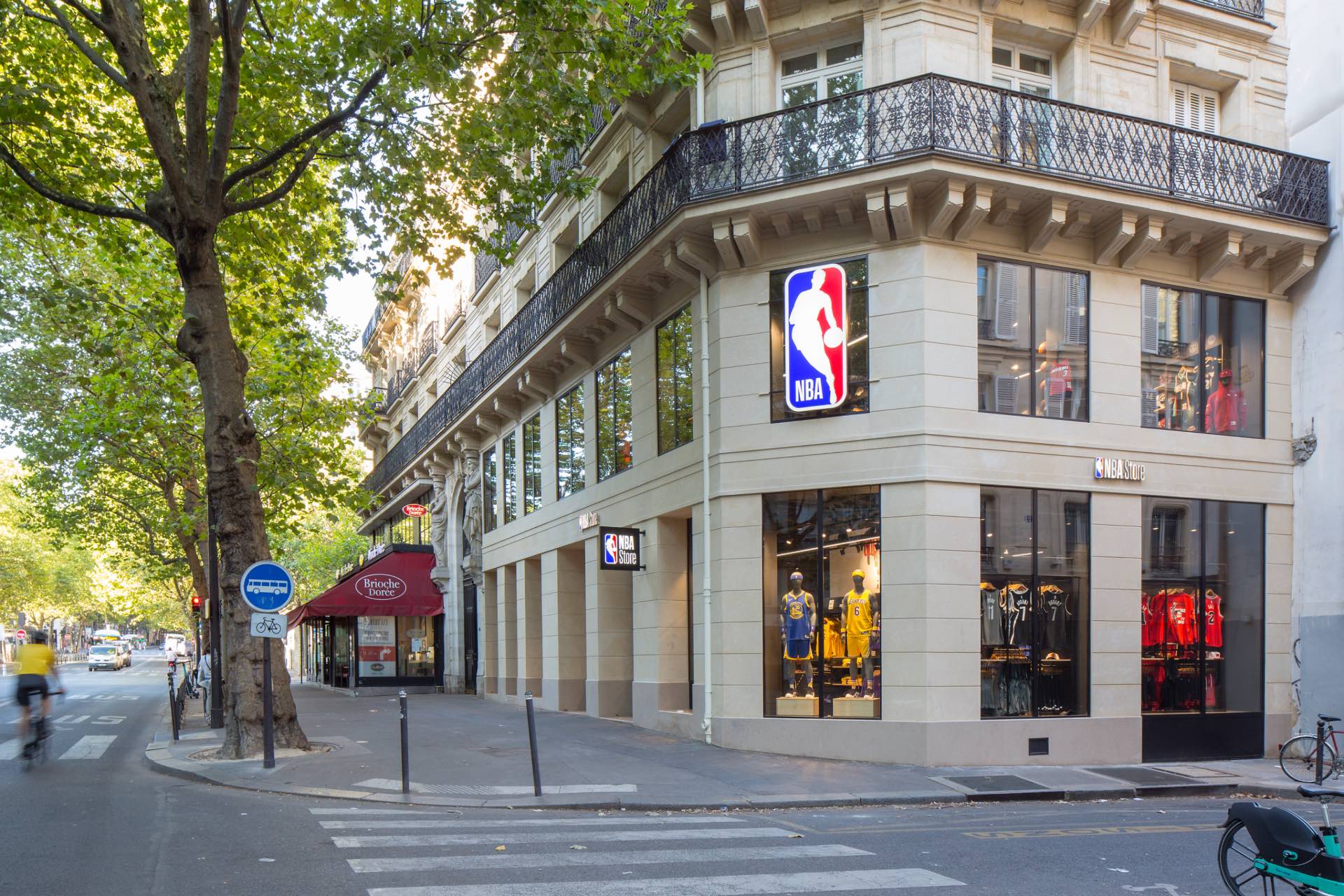 Devanture du magasin NBA de Paris