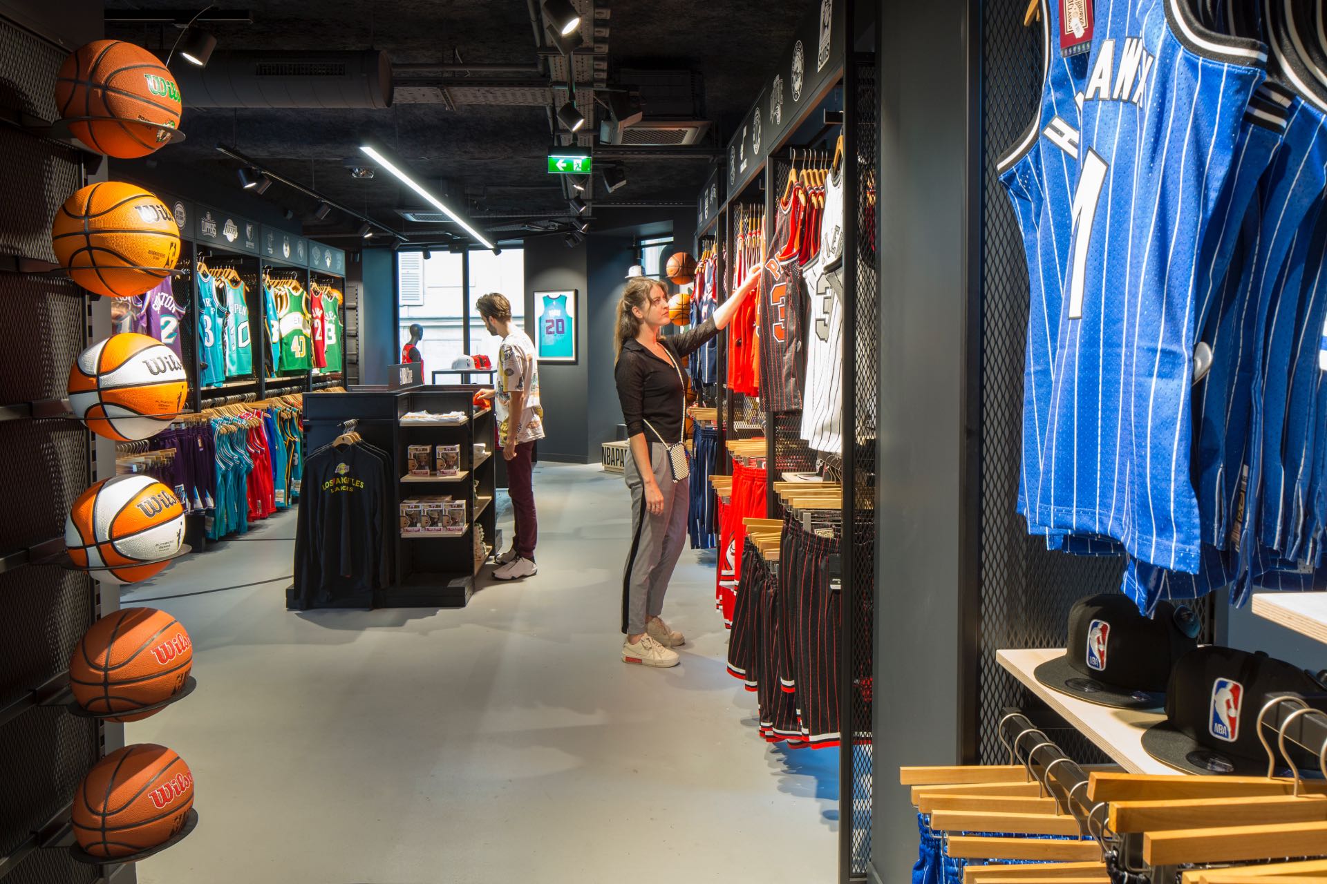 Intérieur du magasin NBA avec des clients