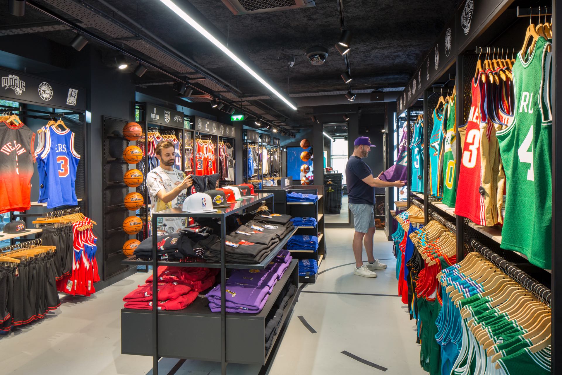 Vue d'ensemble du magasin NBA à Paris