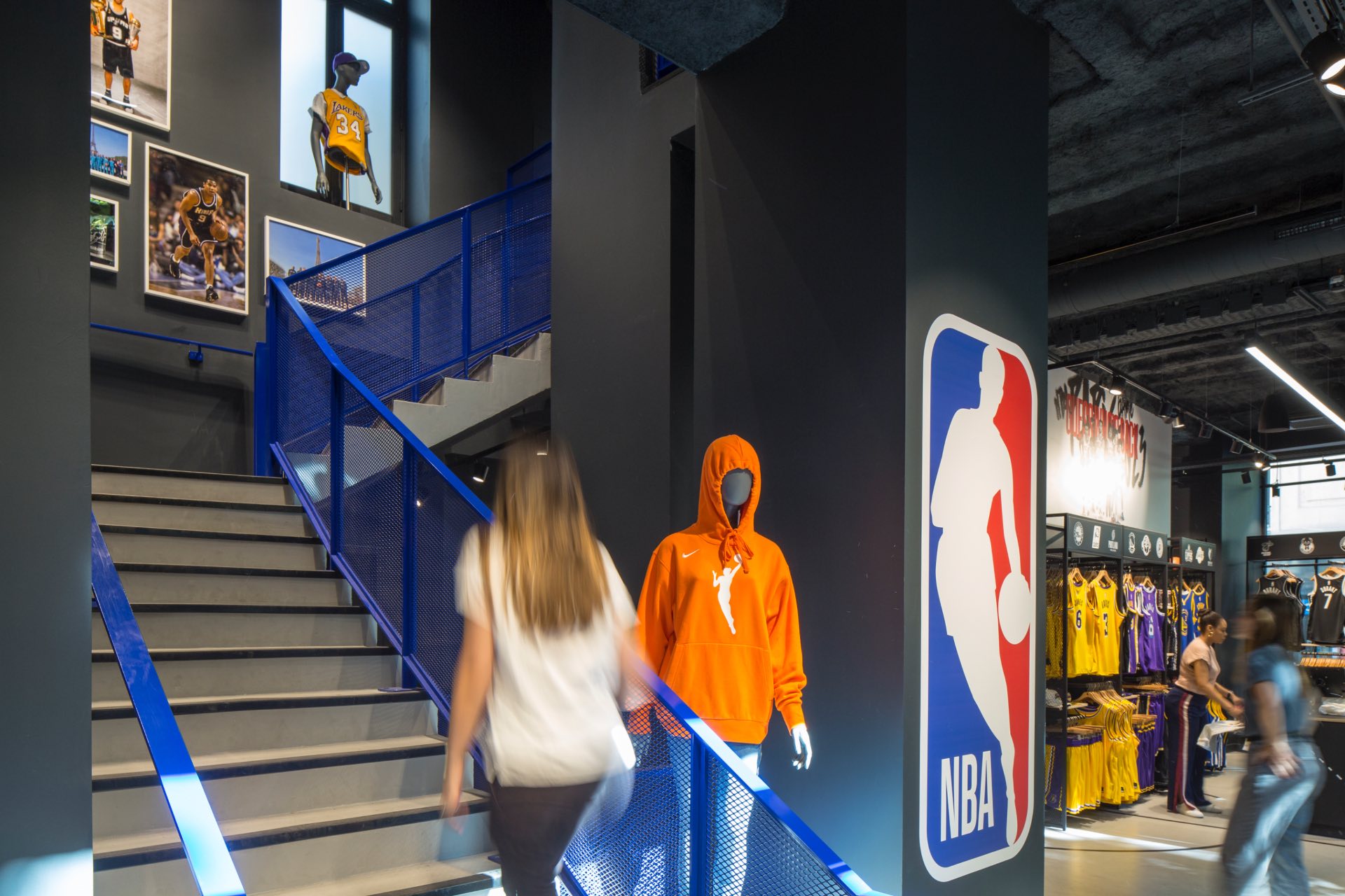 Escaliers à l'intérieur du magasin NBA Paris avec des clients