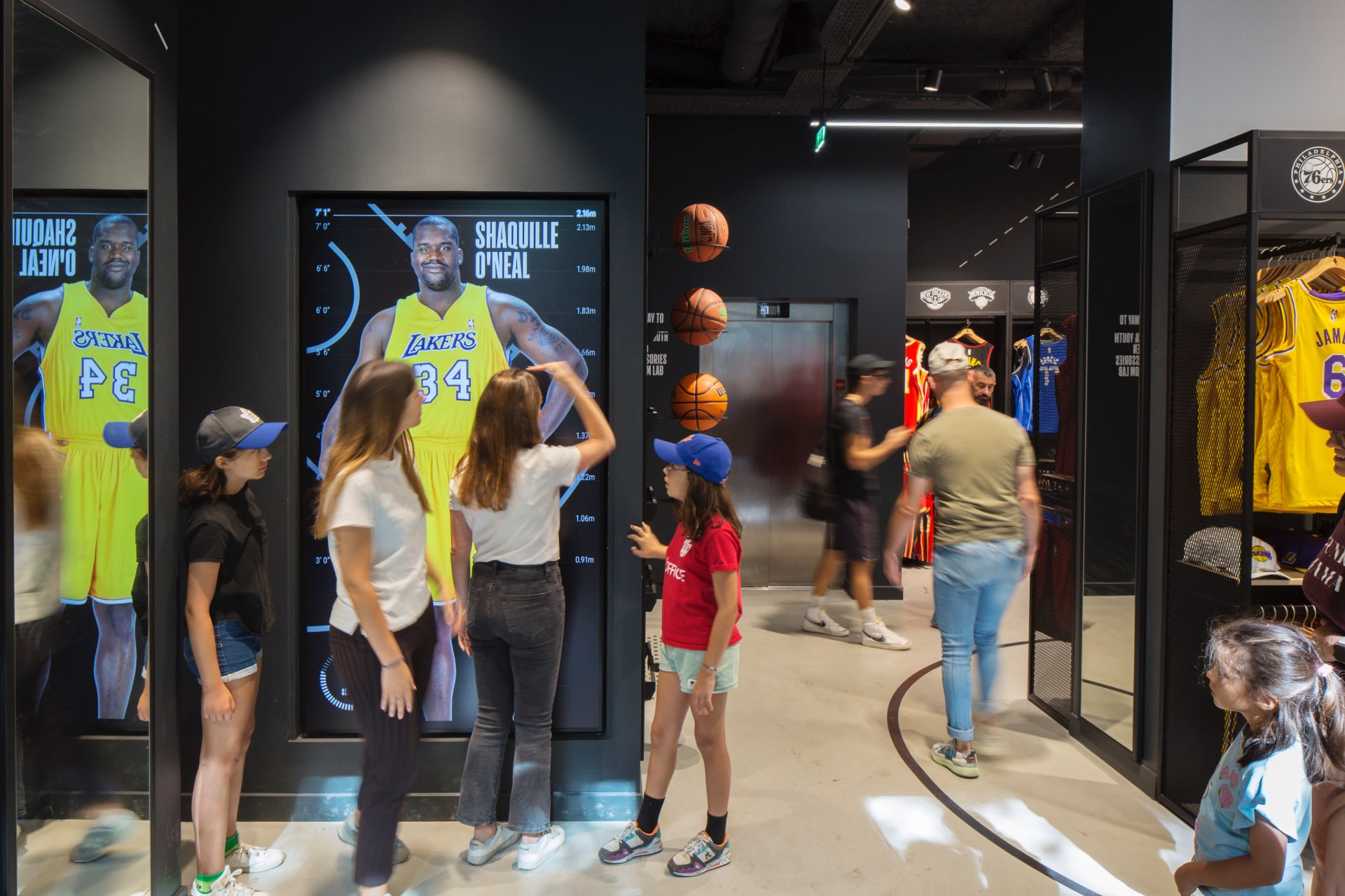 Intérieur du magasin NBA Paris avec ses clients