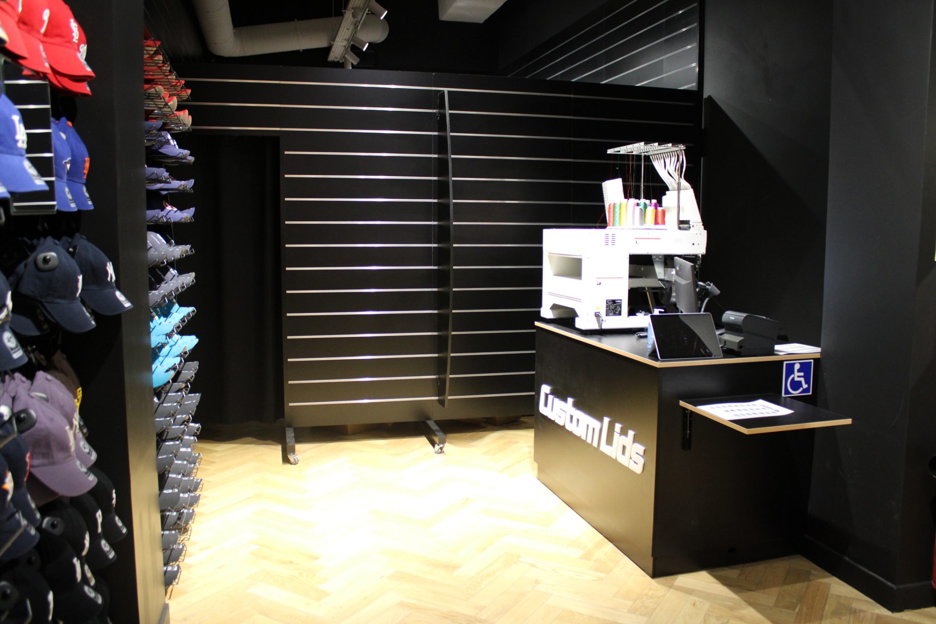 Pièce mur noir, parquet en bois clair, rangement de vêtements