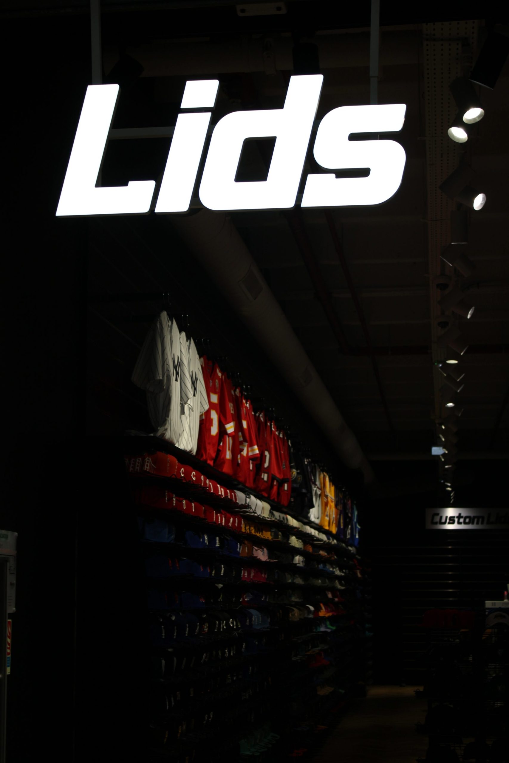 Pièce mur noir, rangement de vêtements