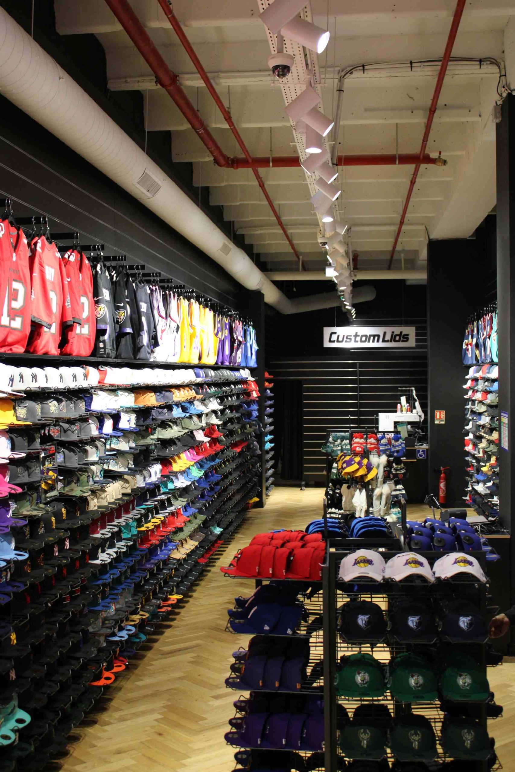 Pièce mur noir, parquet en bois clair, rangement de vêtements