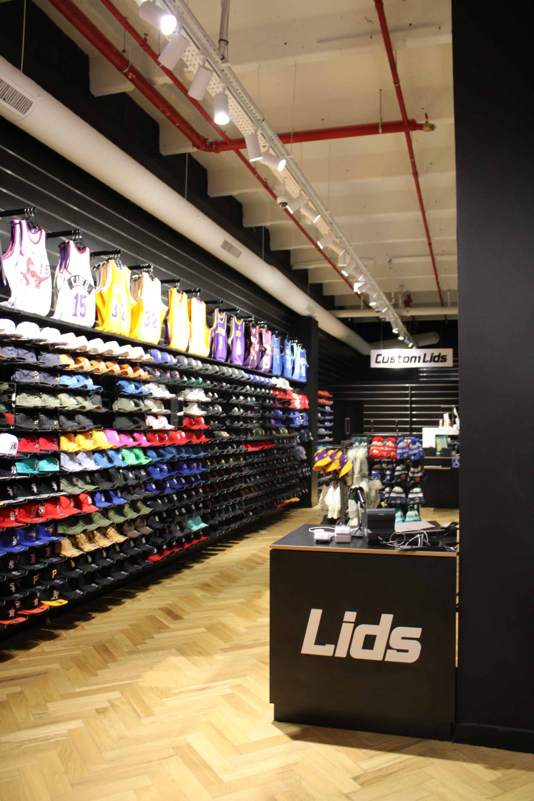 Pièce mur noir, parquet en bois clair, rangement de vêtements