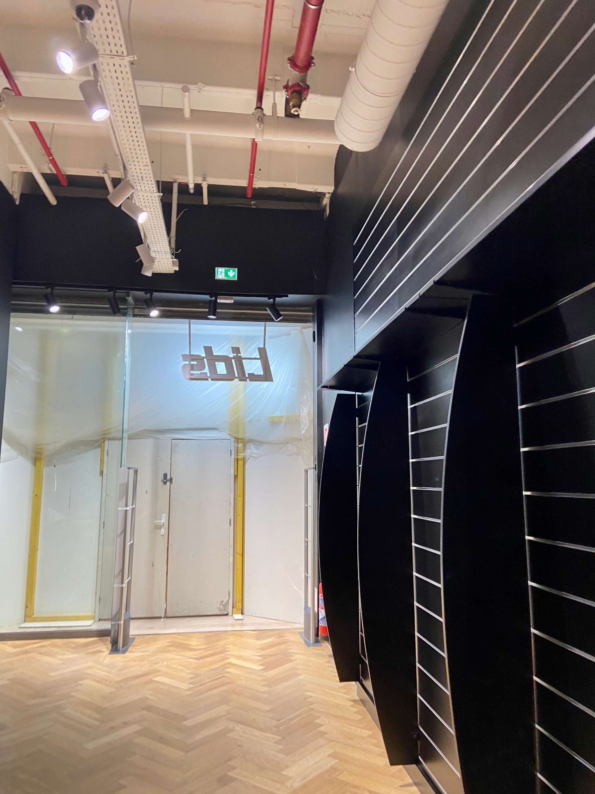 Pièce mur noir, parquet en bois clair