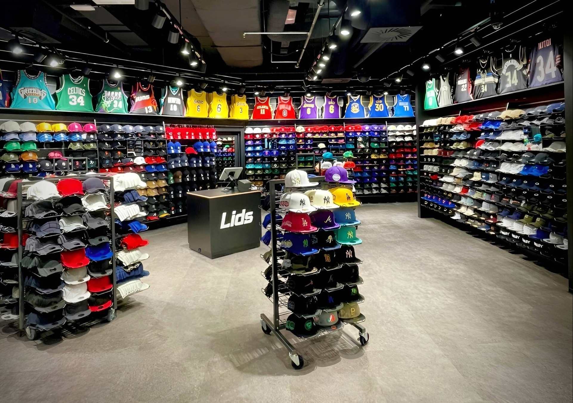 Intérieur de la boutique, sol gris rangement noir
