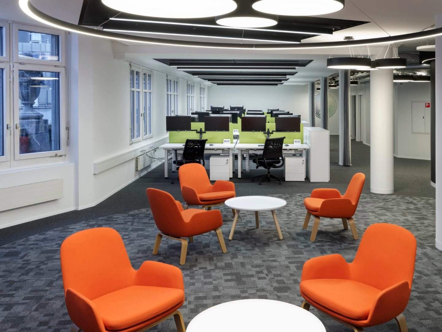 Coworking, moquette grise, fauteuils orange, mobilier blanc et vert