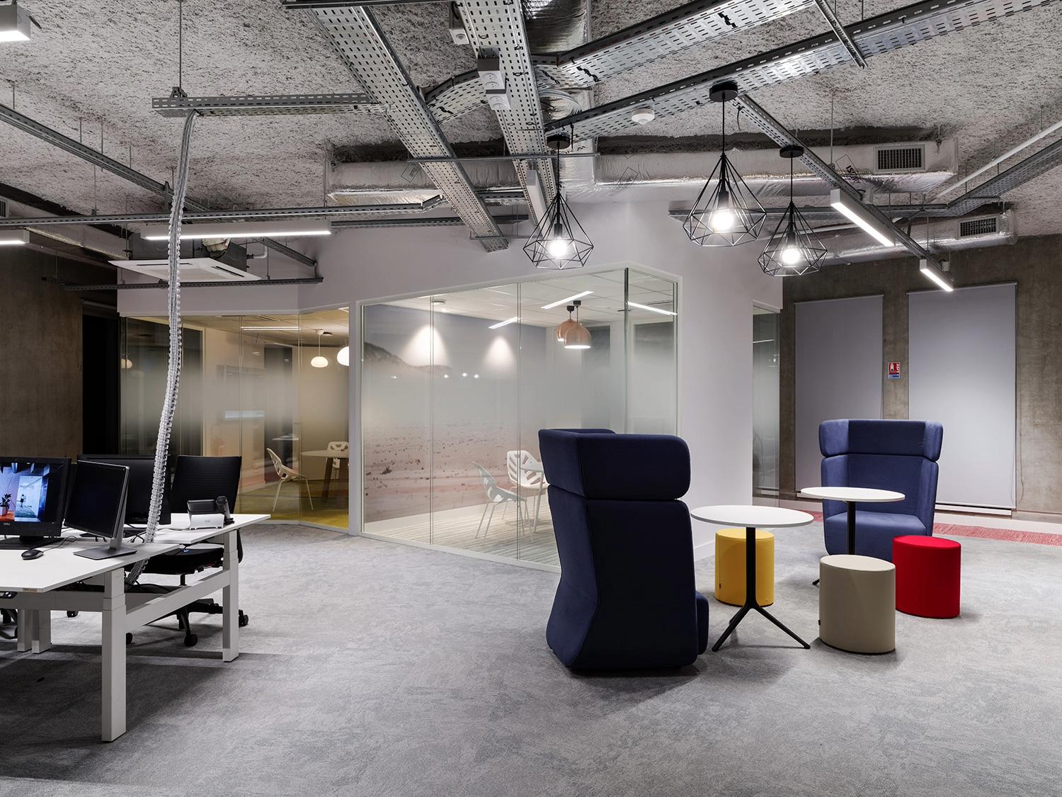 Coworking, sol gris, vitre de séparation