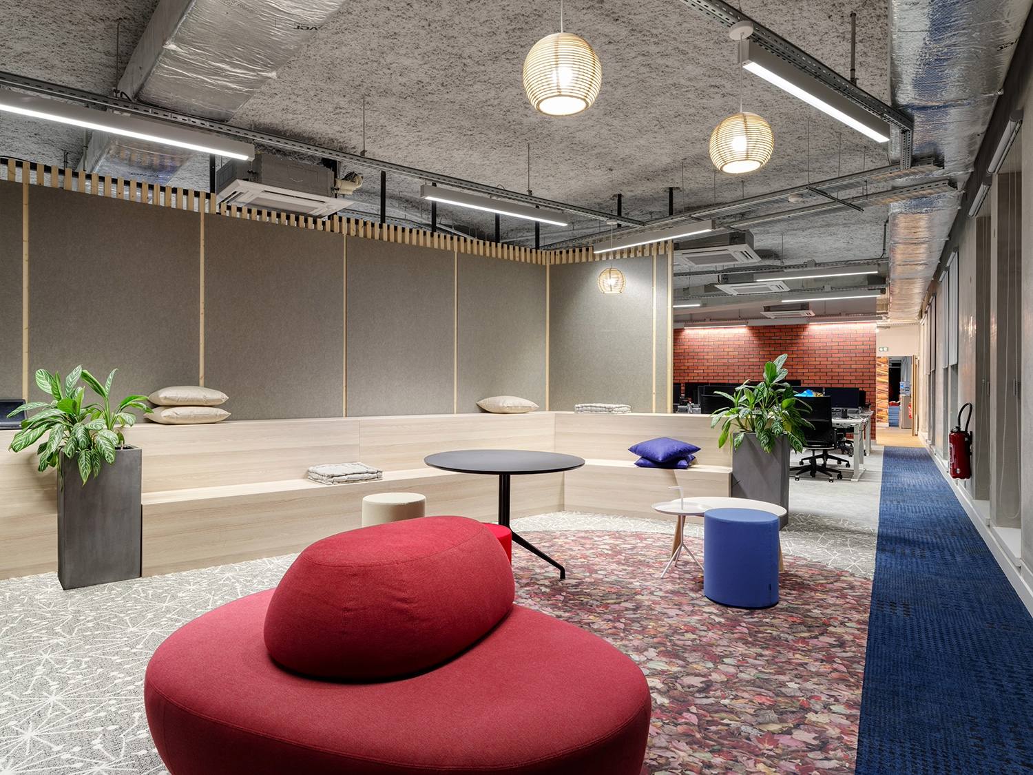 Espace de coworking, mobilier coloré