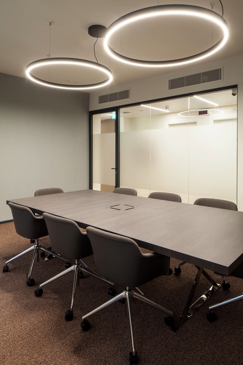 Salle de réunion, lustre, moquette rouge, table noire