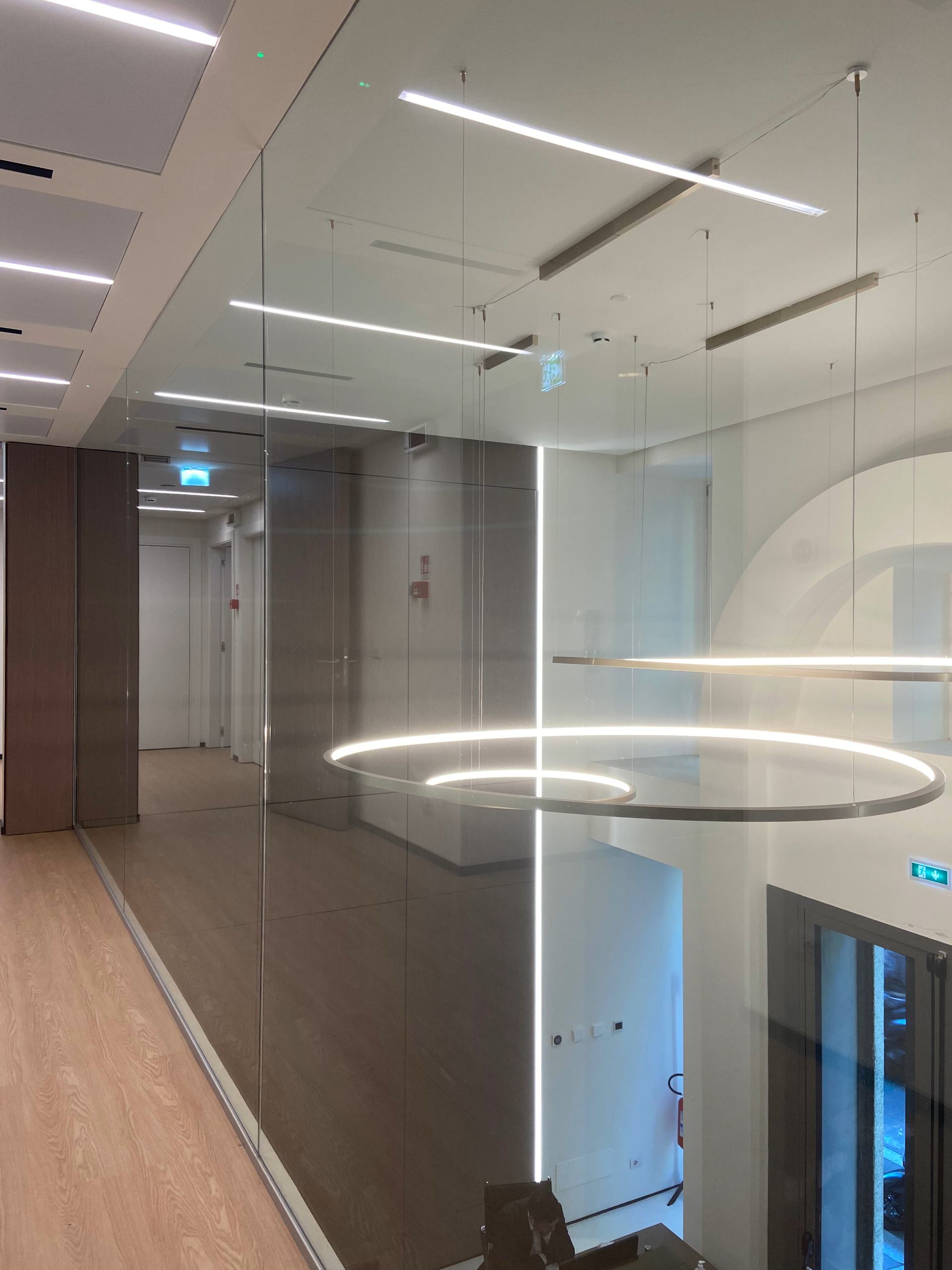 couloir vitré, lustre