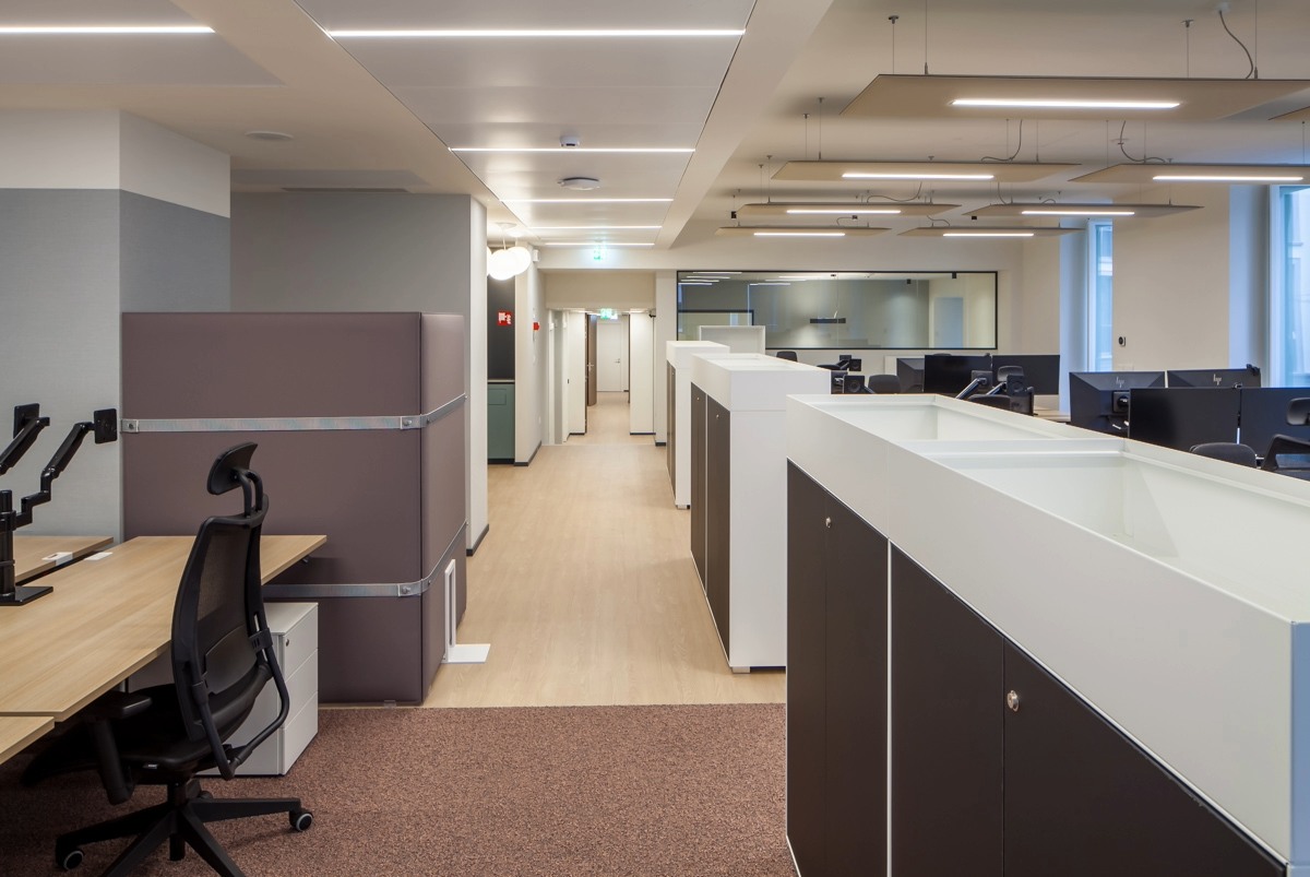 Coworking, meuble noir et blanc, parquet en bois clair, moquette rouge