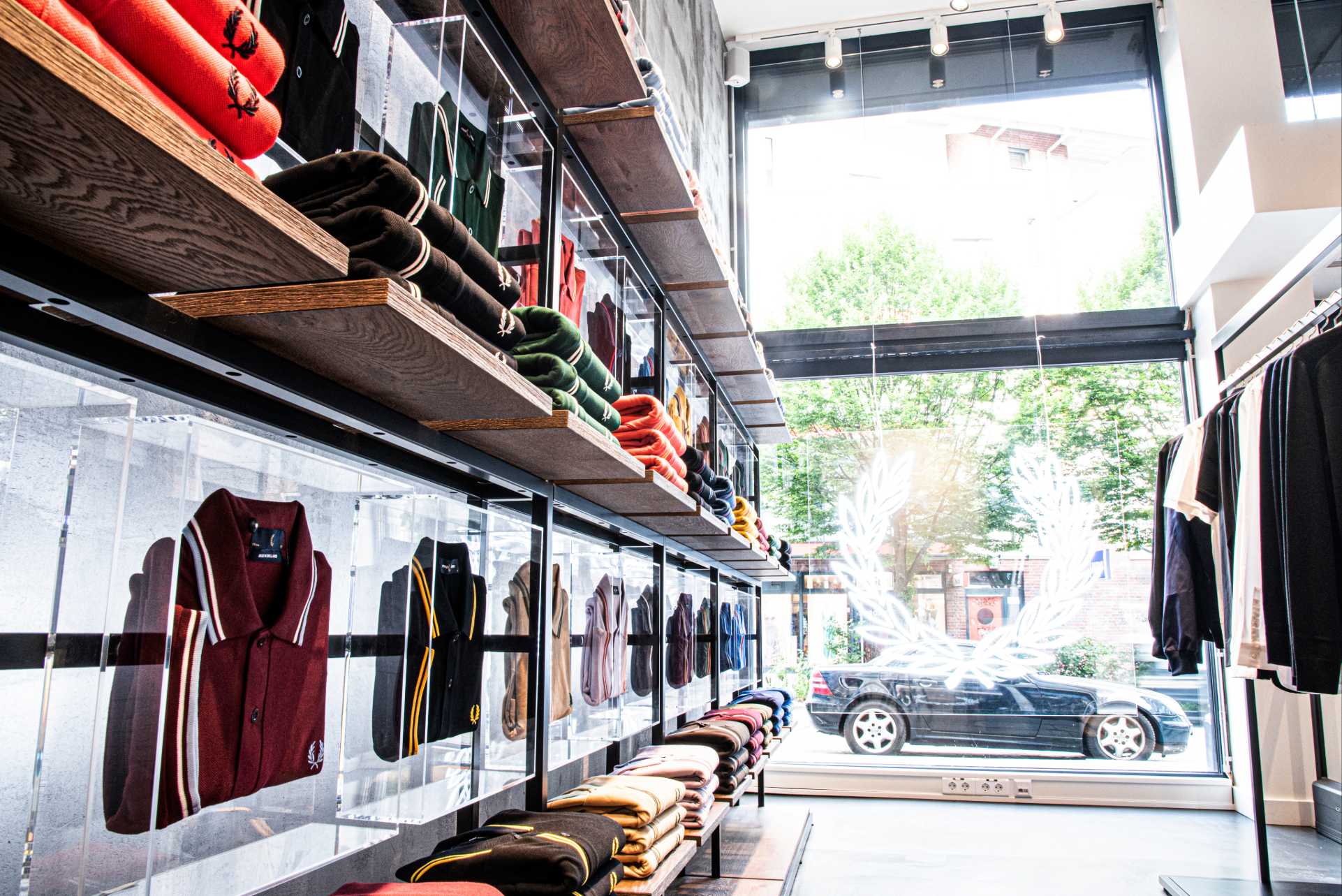 Intérieur de la boutique, sol gris en lino, portant noir métallique