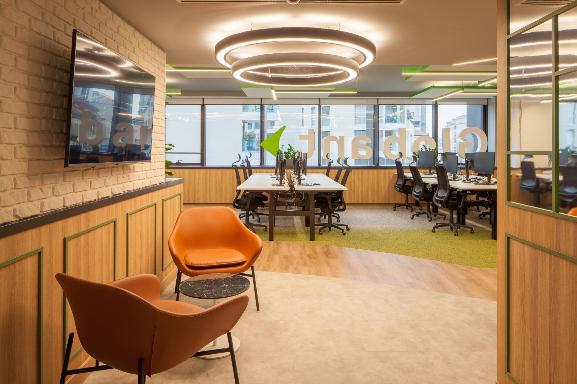 Grand espace, parquet en bois clair, mobilier orange, et noir