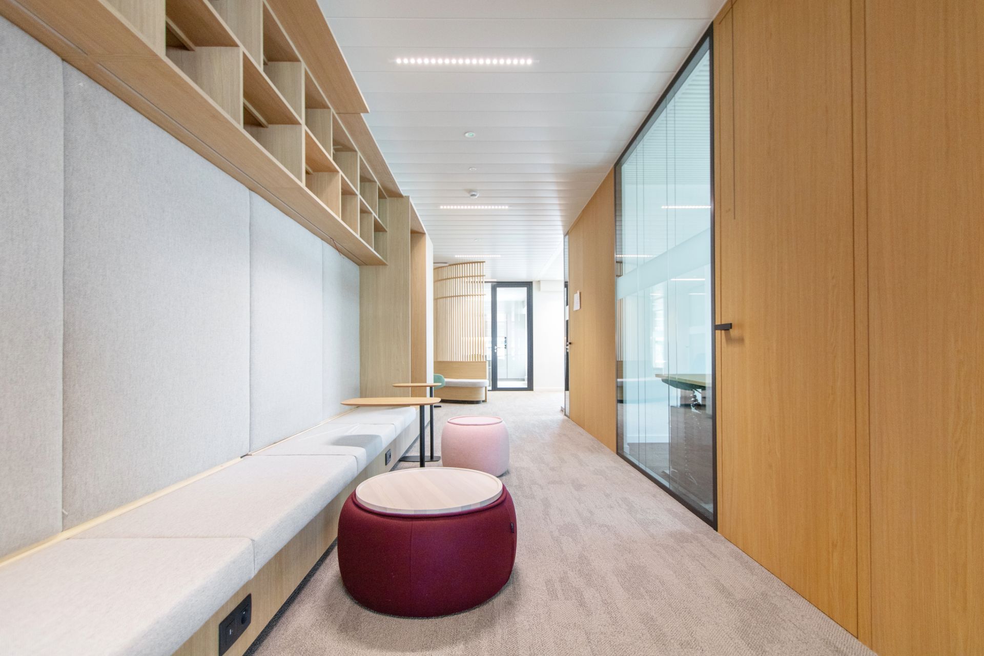 Couloir, salle de réunion, moquette grise, bois clair
