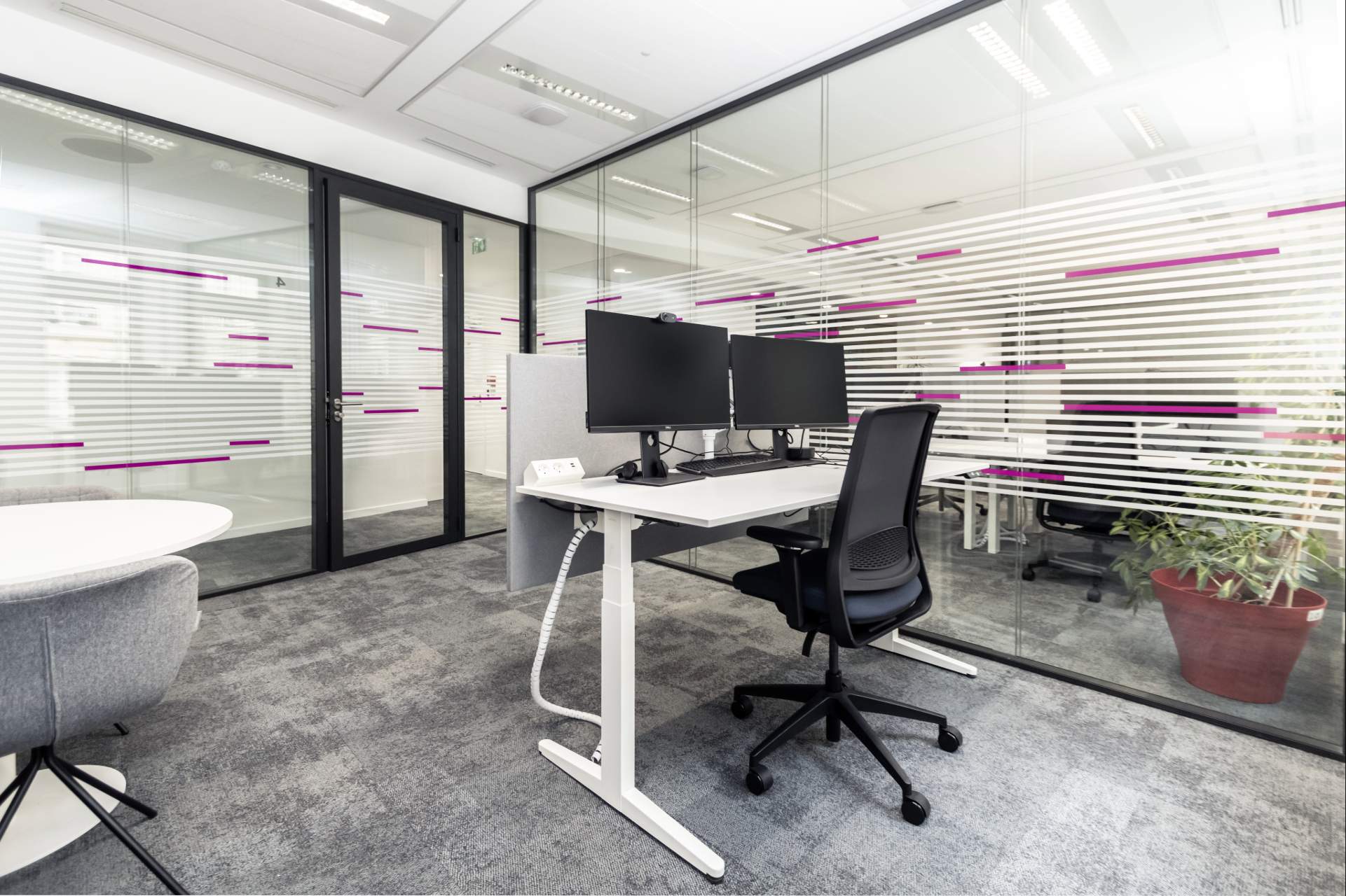 Bureau individuel avec bureau à double écrans