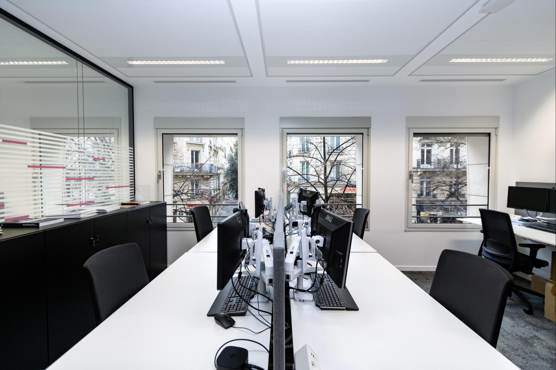 Open space de couleurs noirs et blancs très sobres