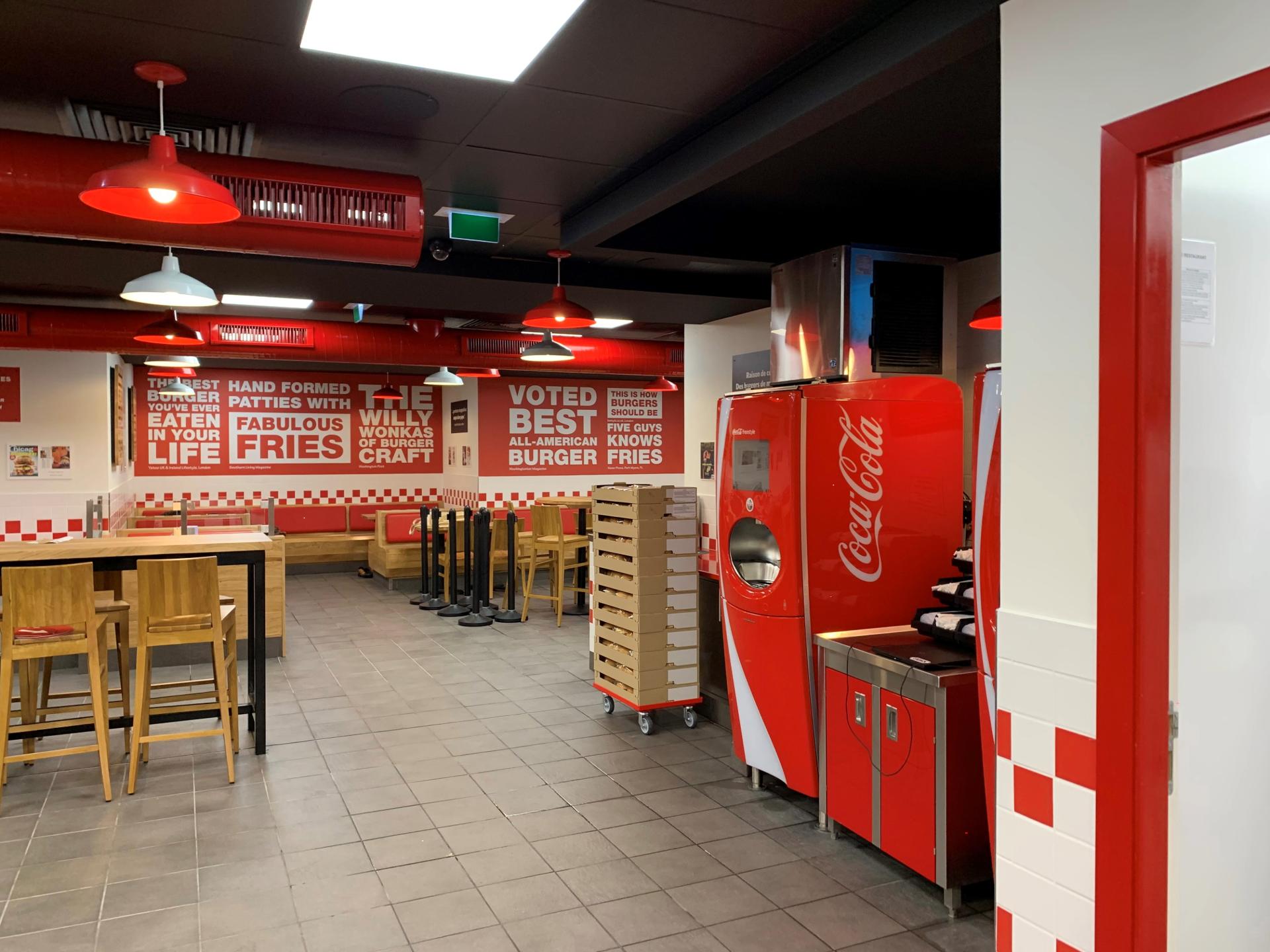 Salle du restaurant, couleurs rouge, blanc et bois