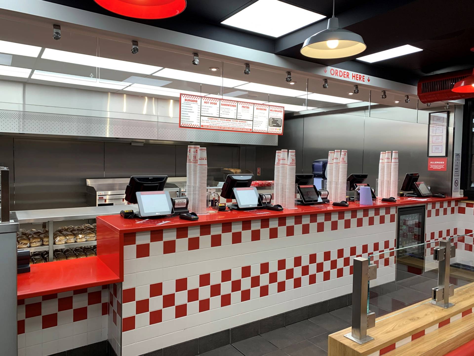 Comptoir commande du restaurant Five Guys, aux couleurs rouge et blanc.