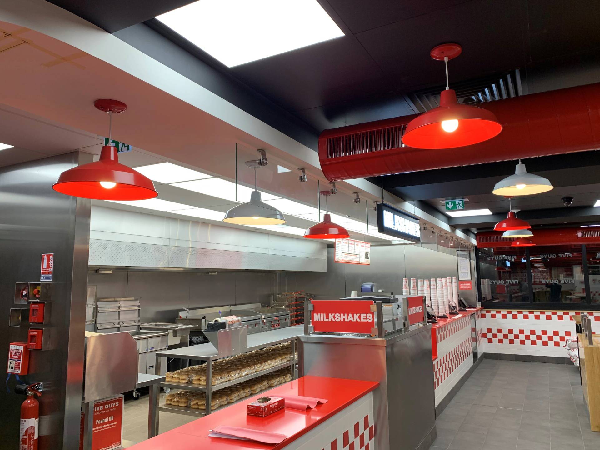 Vue comptoir et cuisine du restaurant
