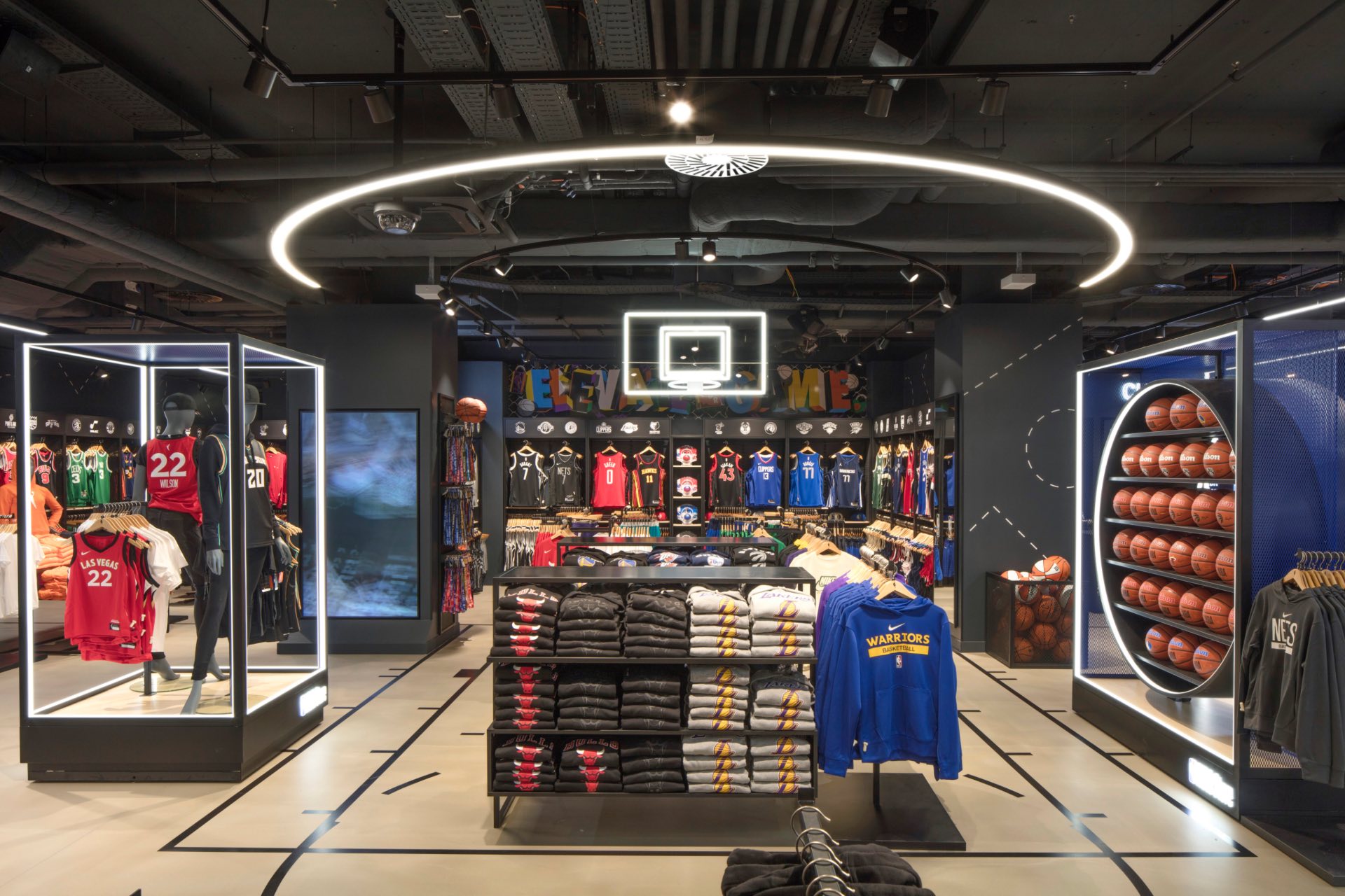 Vue d'ensemble d'un stand de basketball d'un magasin de sport avec des néons au plafond