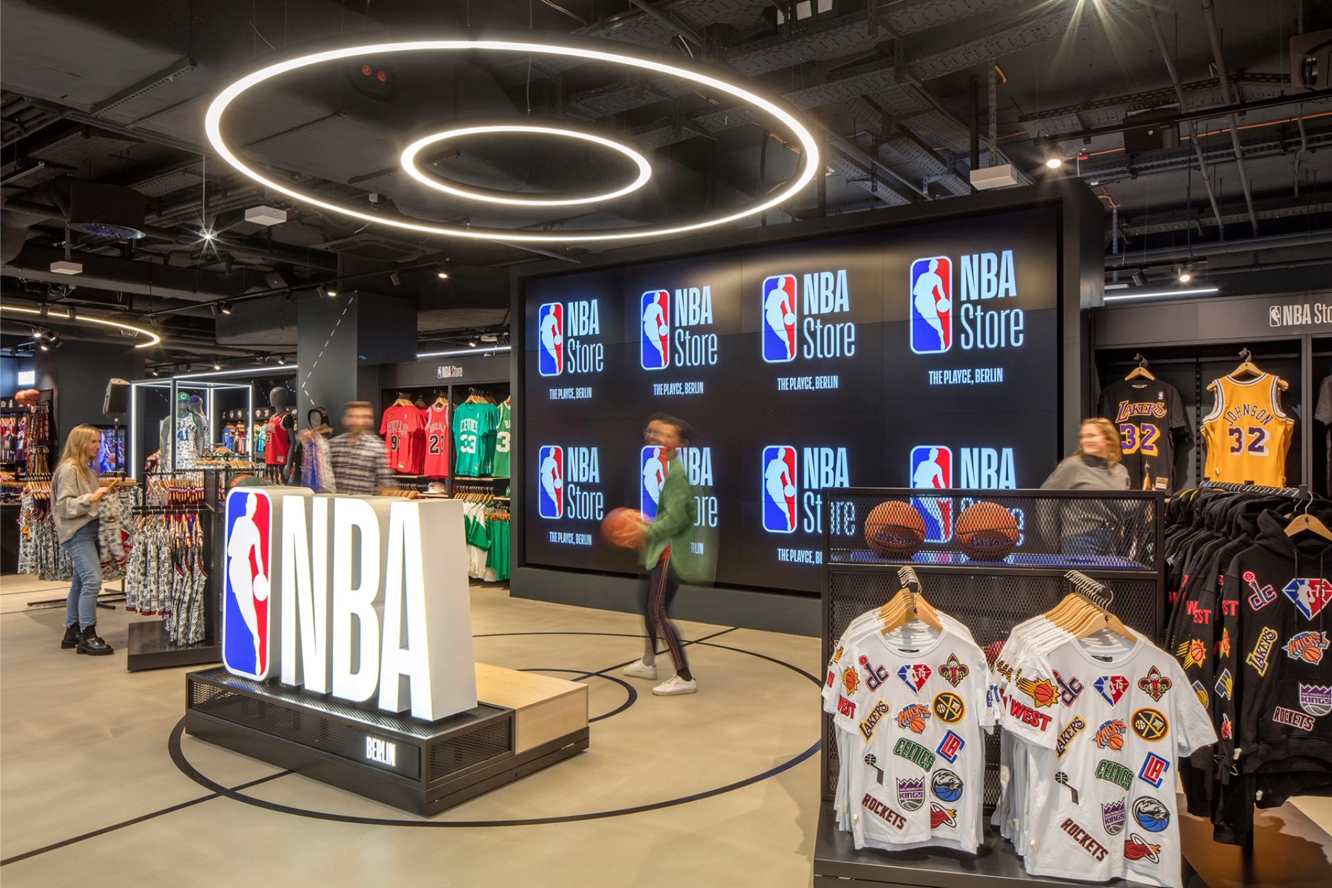 Enseigne NBA dans un magasin de vêtement de basketball
