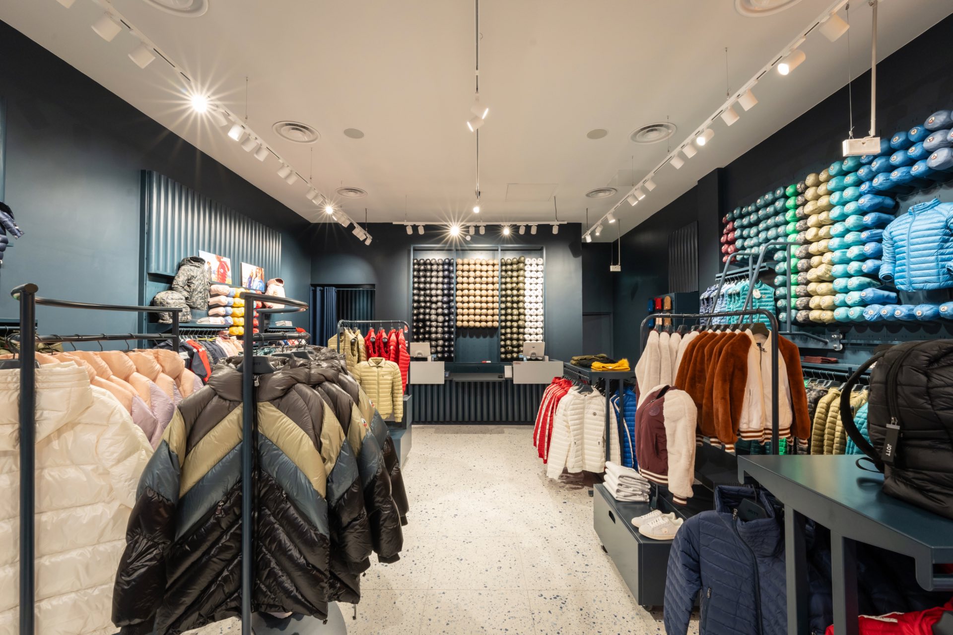Vue d'ensemble du magasin Jott Paris Giverny avec quelques vestes matelassées