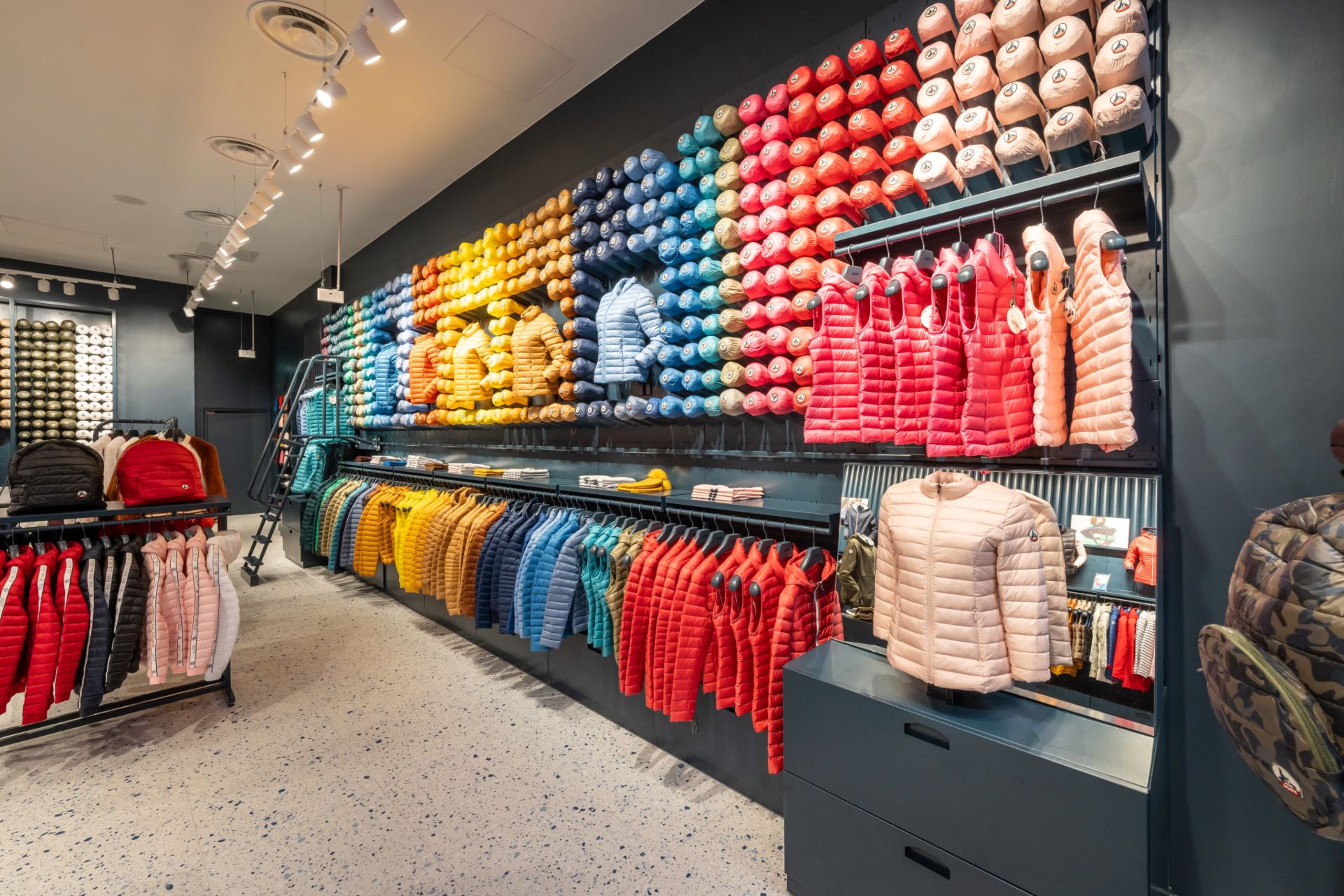 Vue des vestes matelassées colorées Jott