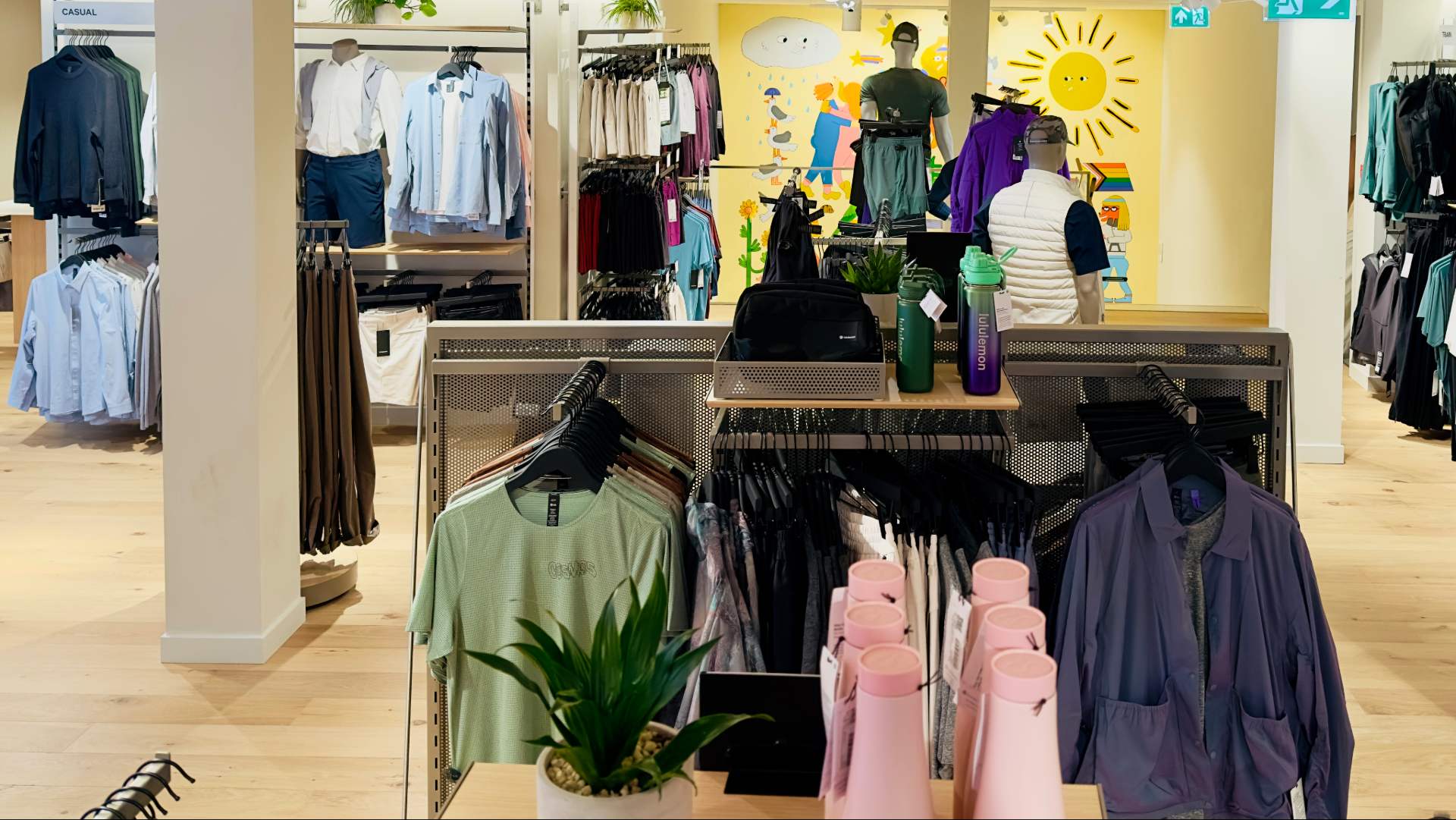 Portant métallique gris, sol en parquet bois clair