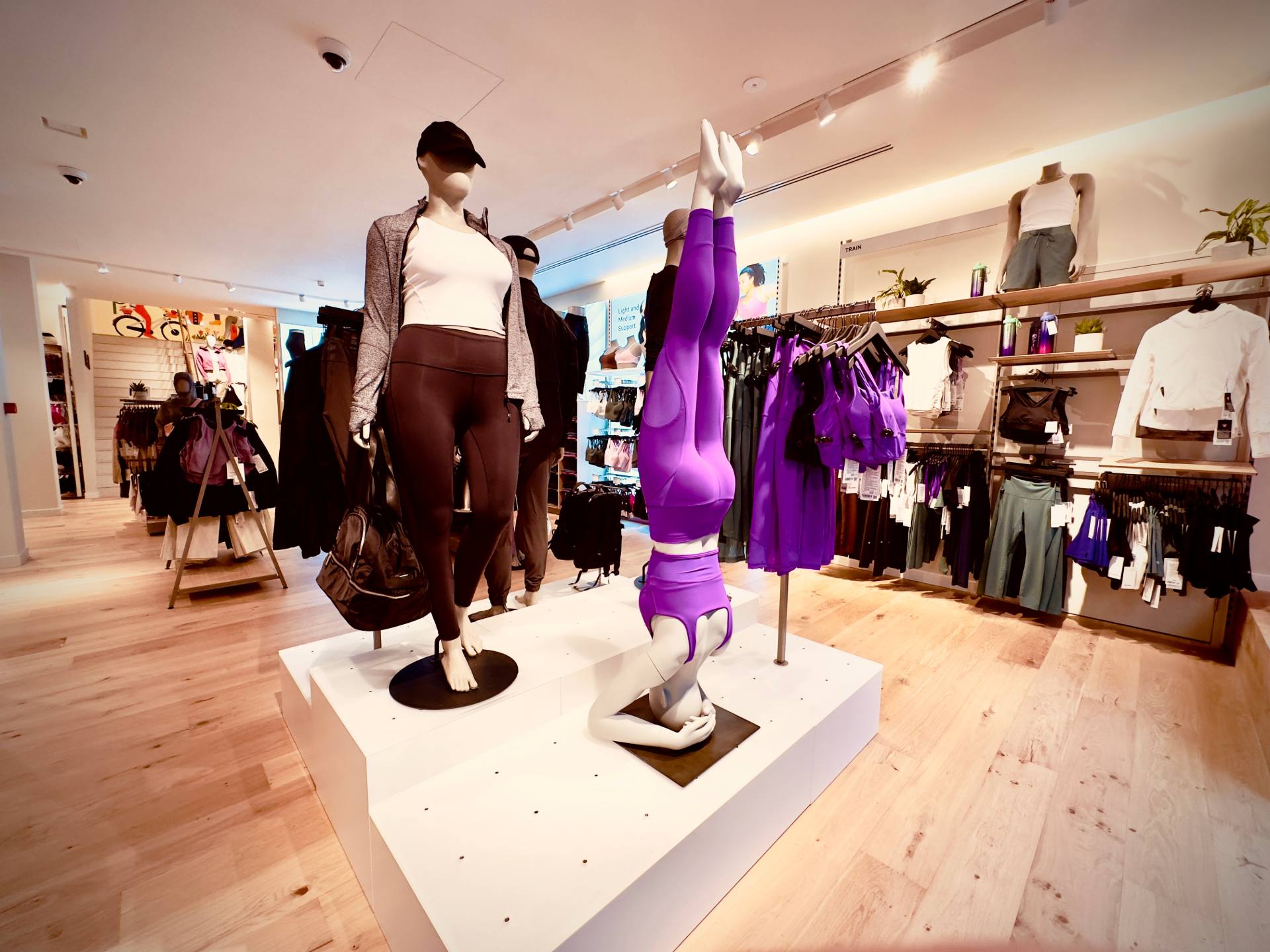 2 mannequins d'exposition posés sur plateforme blanche