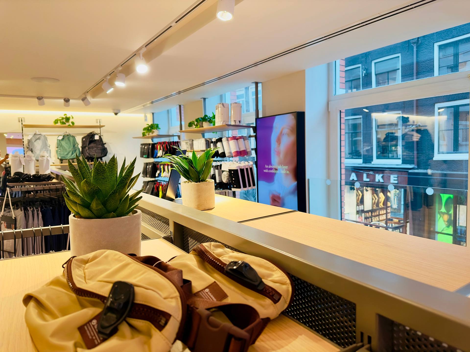 Vu derrière le comptoir blanc, baie vitrée