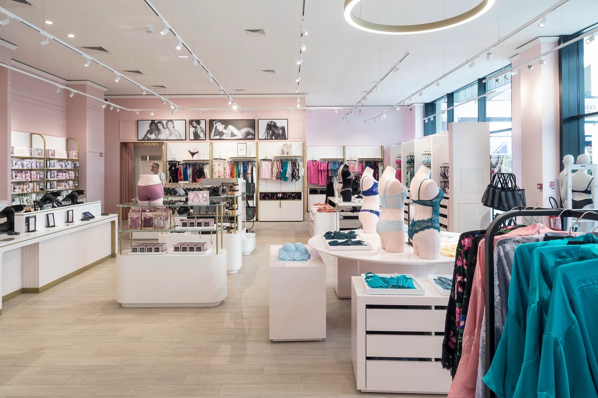 Vue de l'intérieur du magasin et des présentoirs et portants de vêtements et lingeries
