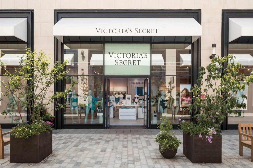 Vitrine du magasin Victoria's Secret à giverny, vue de l'extérieur