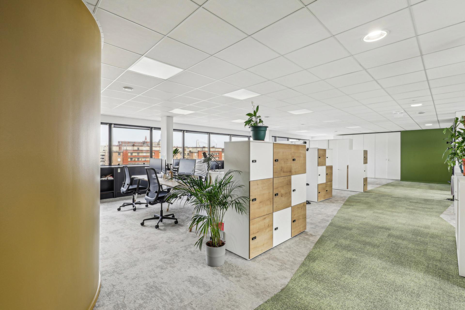 Open space avec casiers faisant office de séparation avec l'allée