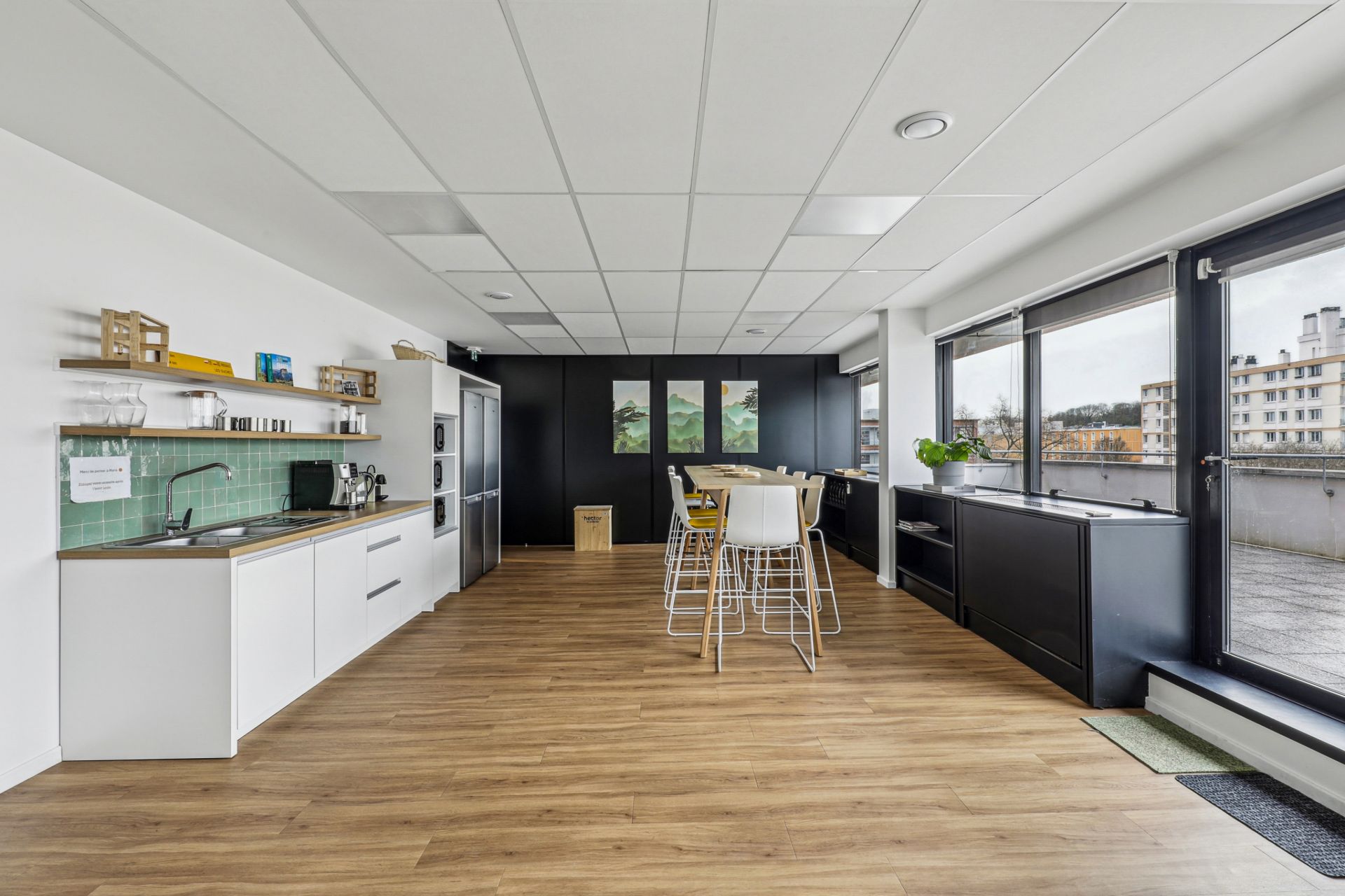 Espace cuisine avec accès à la terrasse