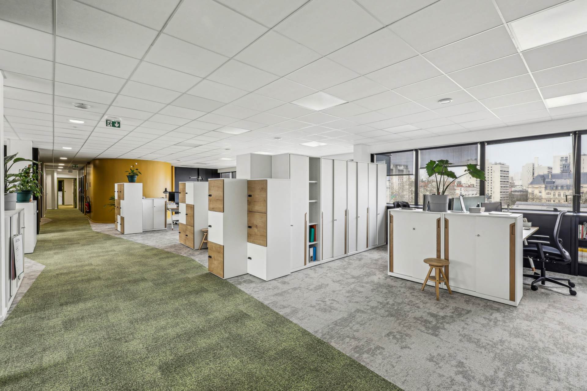 Open space avec divers rangement pour séparer les espaces