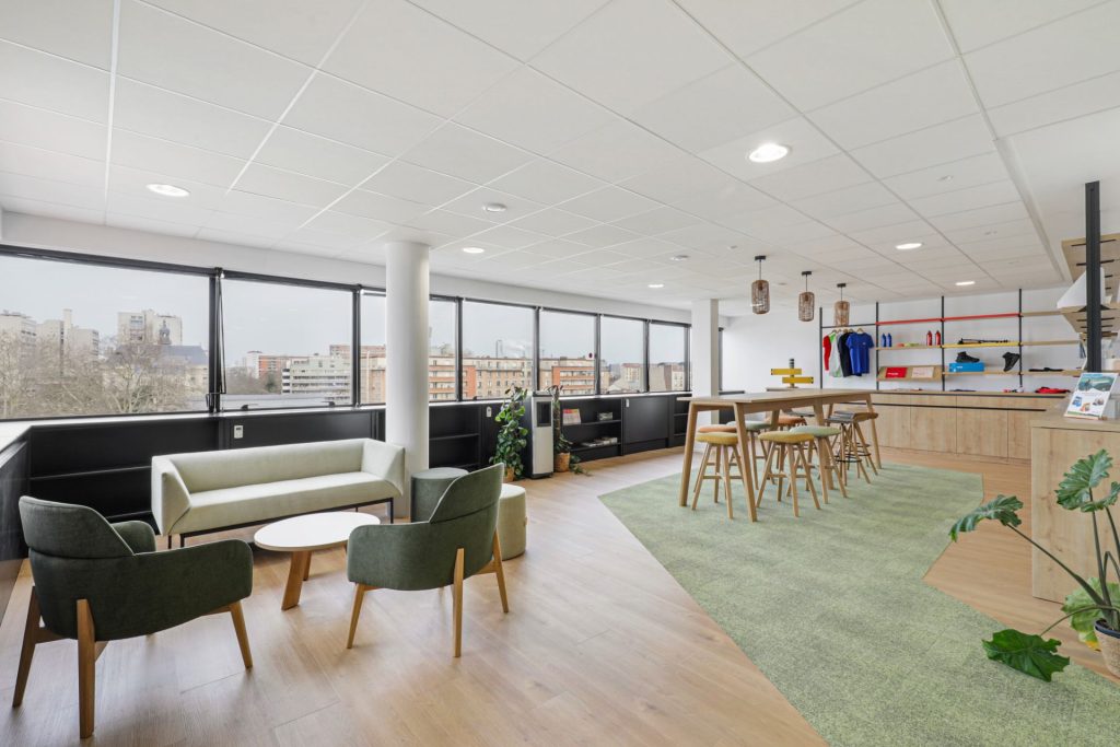 Cafétéria, espace de pause, sol en parquet et moquette verte pâle