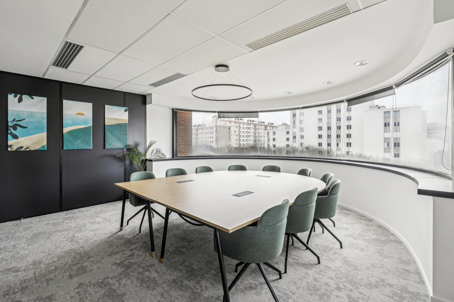 Salle de réunion avec une table en demi lune