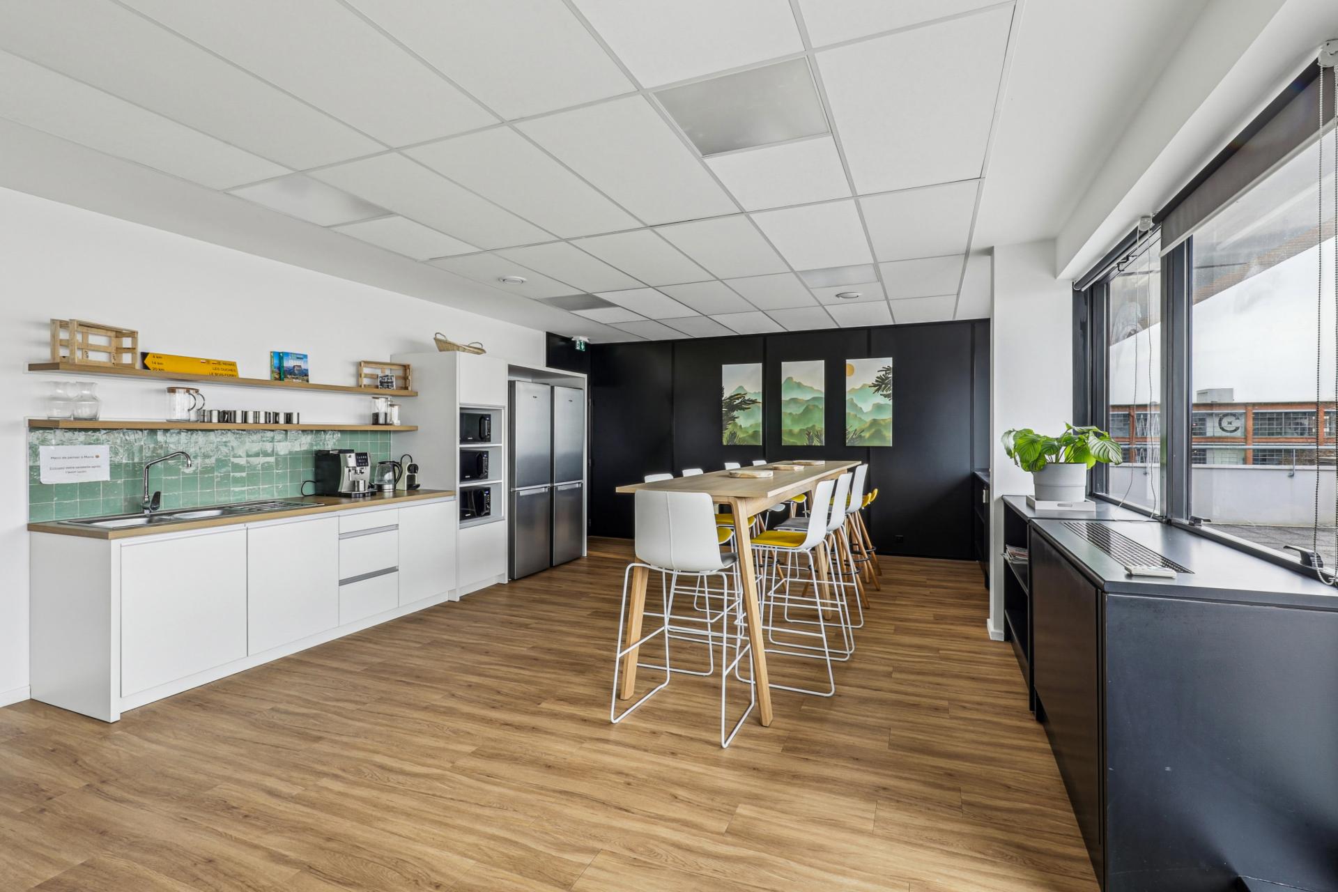 Cuisine et table haute, avec accès à une terrasse