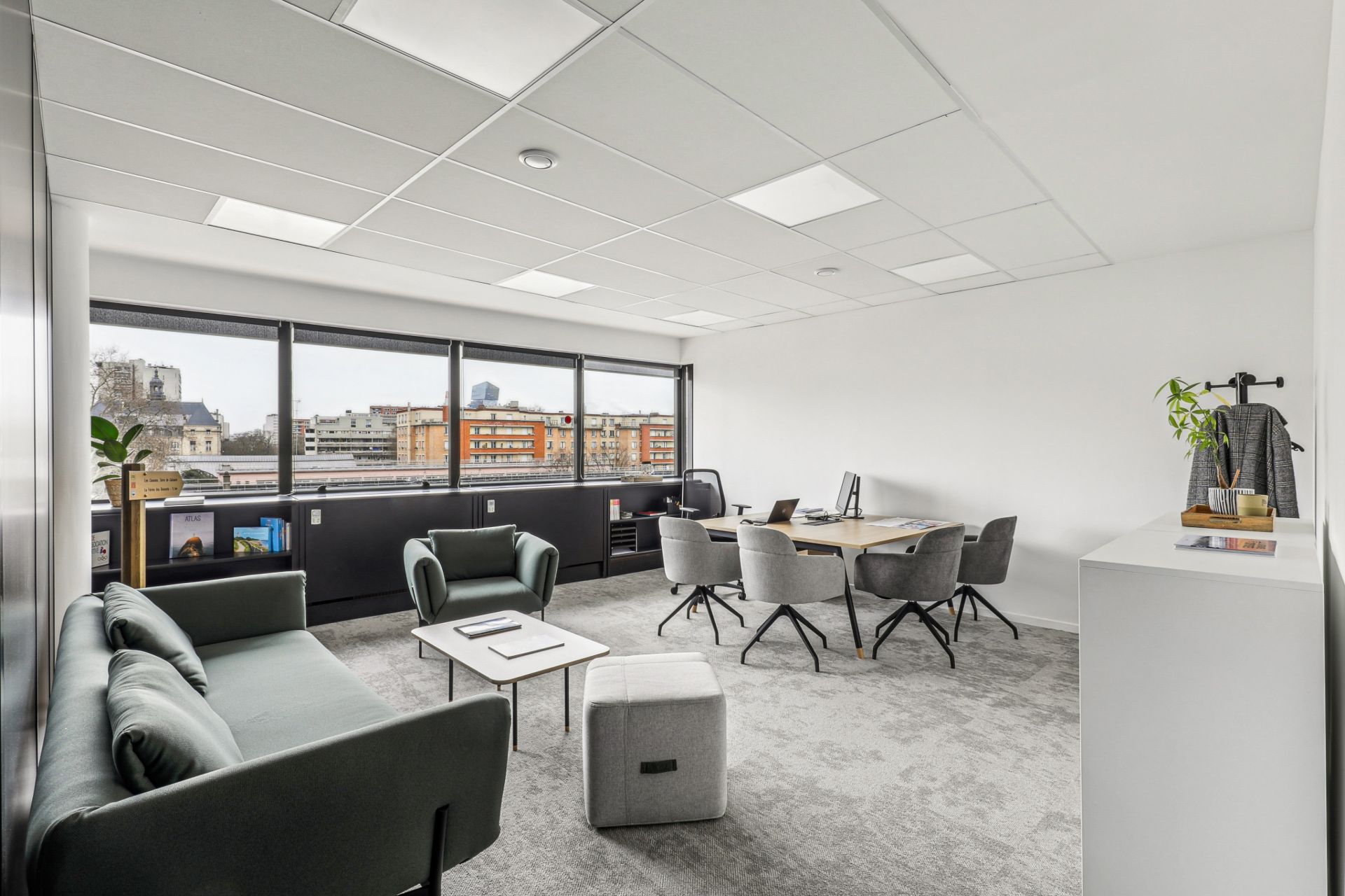 Bureau avec un espace salon