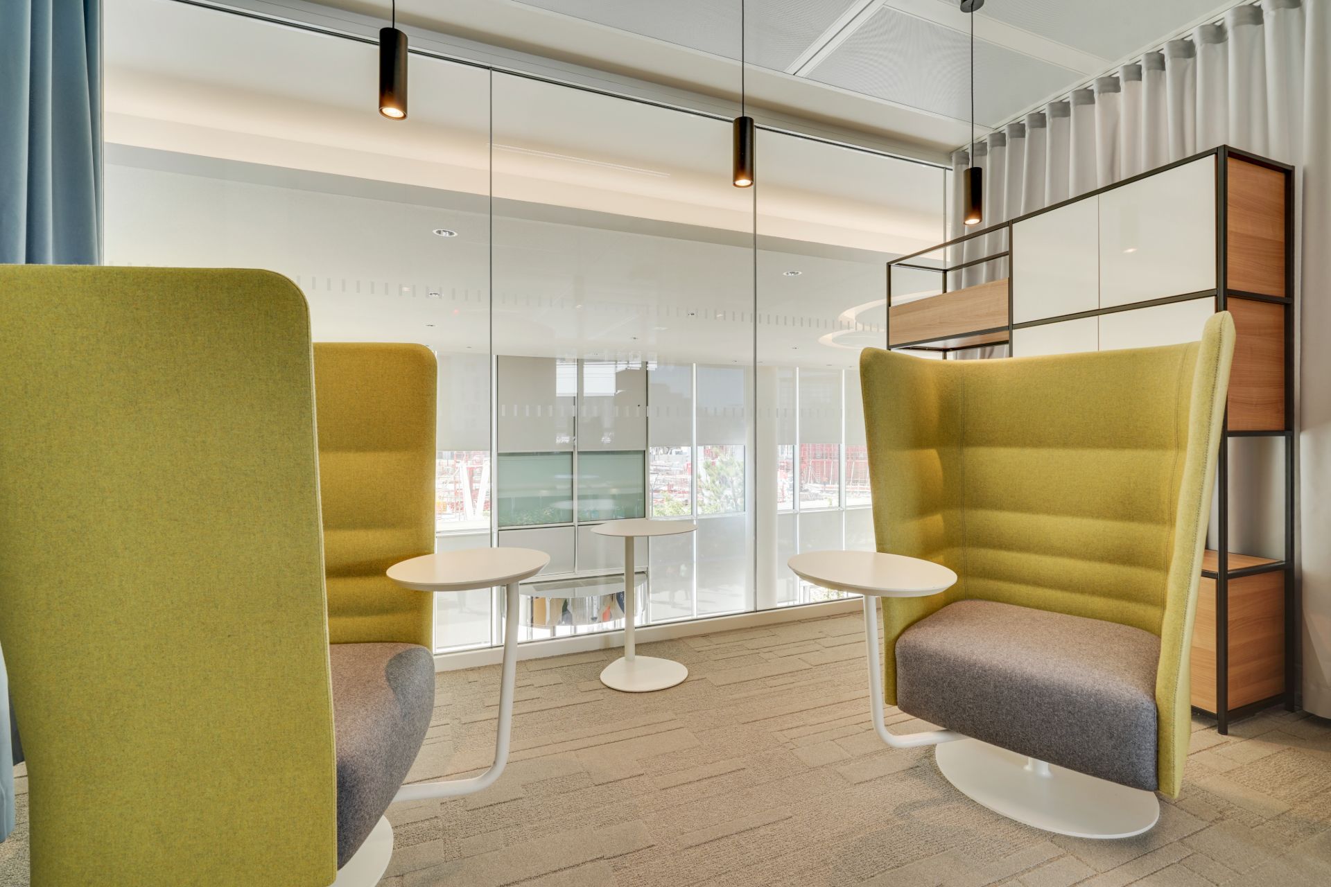 Espace de coworking, ou de pause, fauteuil avec grand dossier en tissus jaune vert, assise grise et tablette incorporée