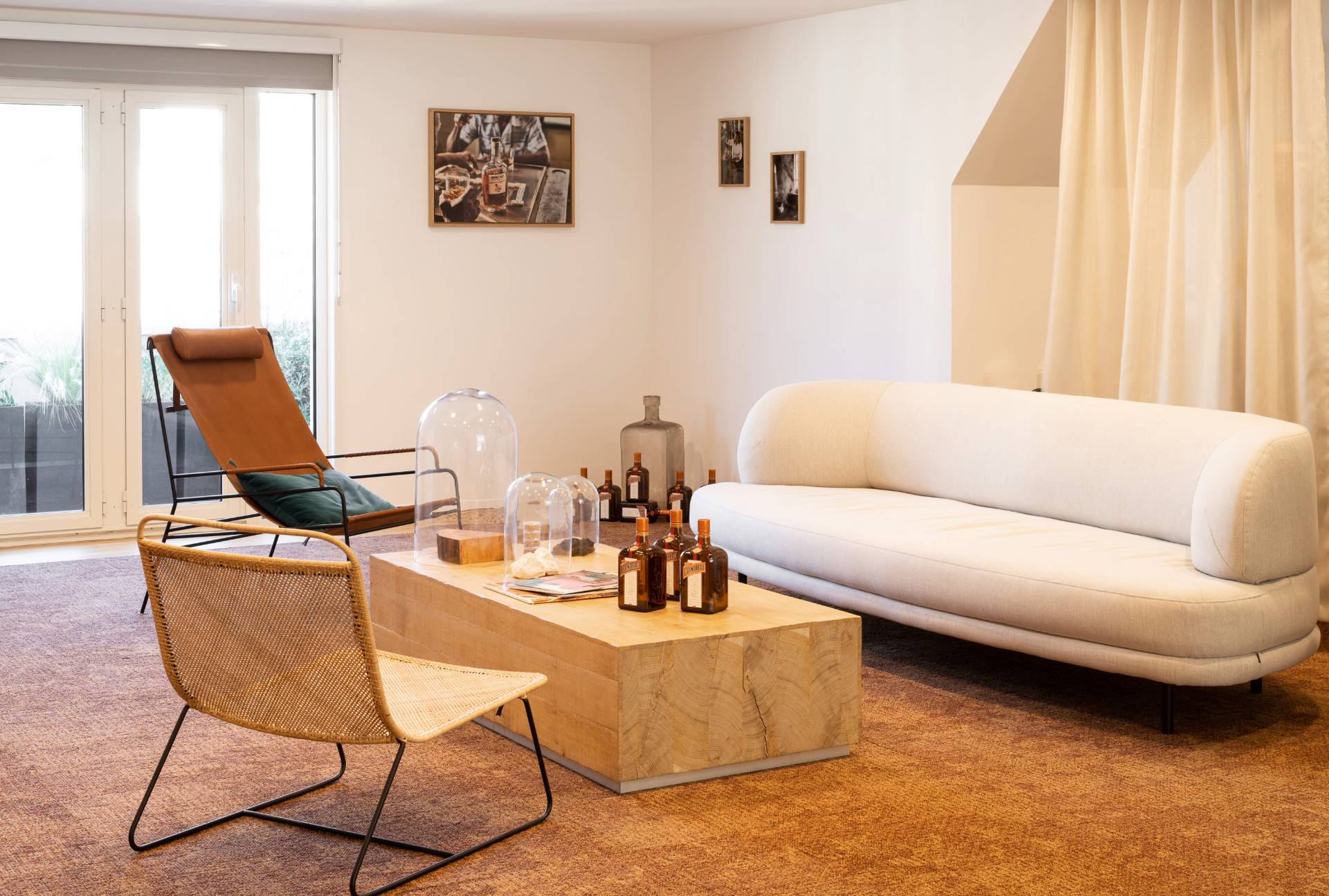 Petit salon pour dégustation avec canapé et chaise longue