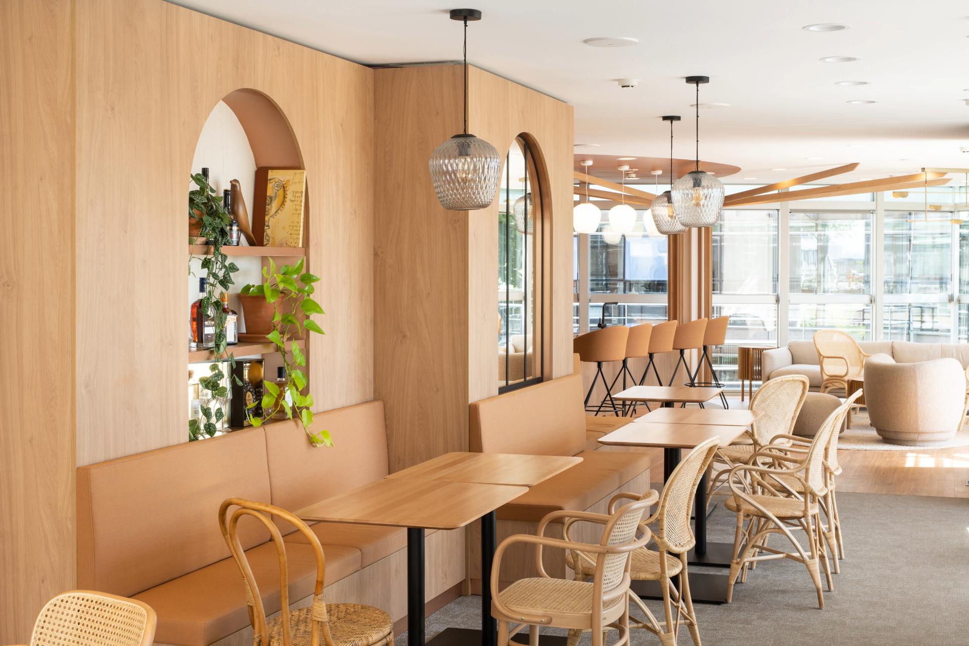 Espace de restauration, ambiance chaleureuse et lumineuse, mobilier en bois