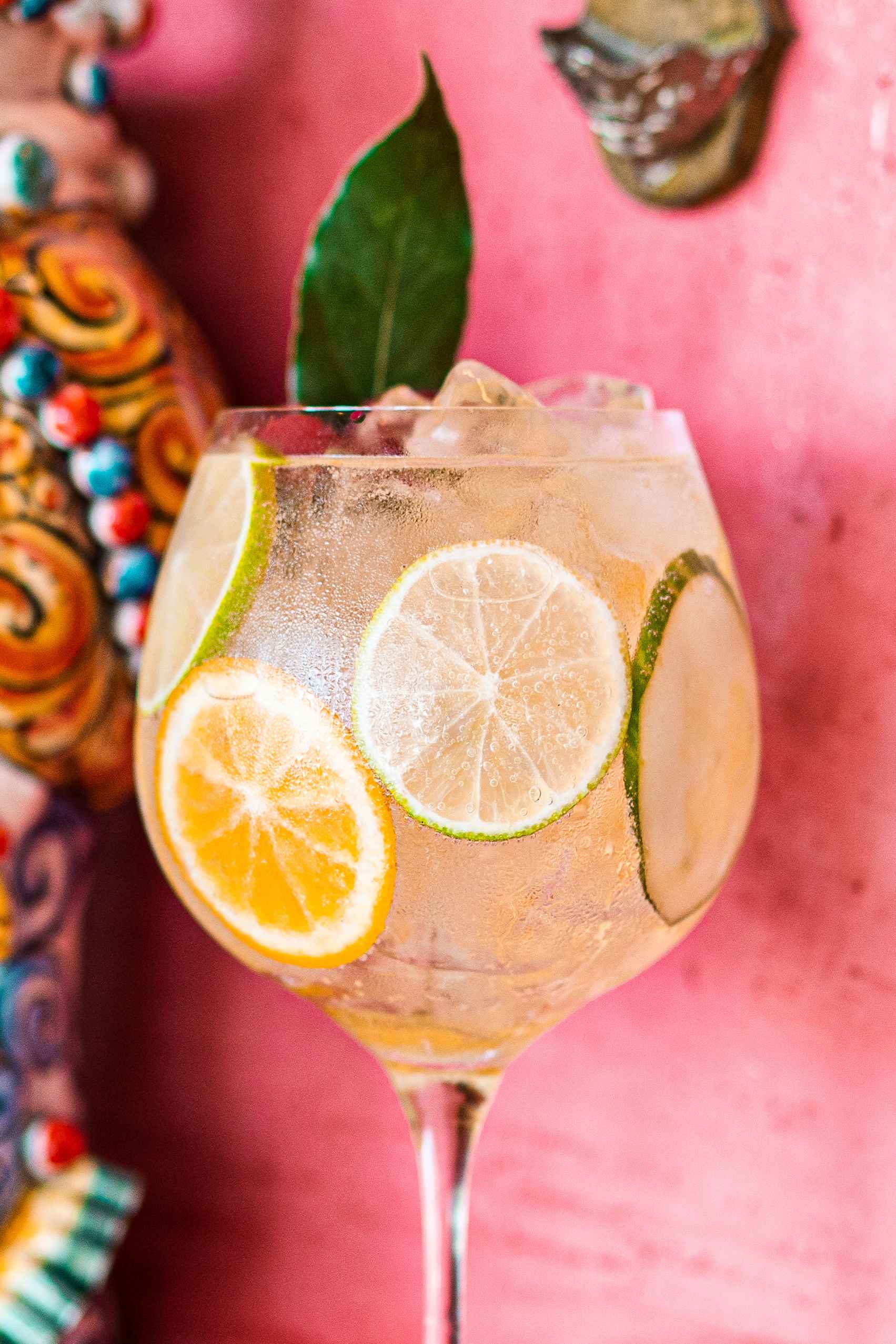 Verre de cocktail avec des rondelles de citron