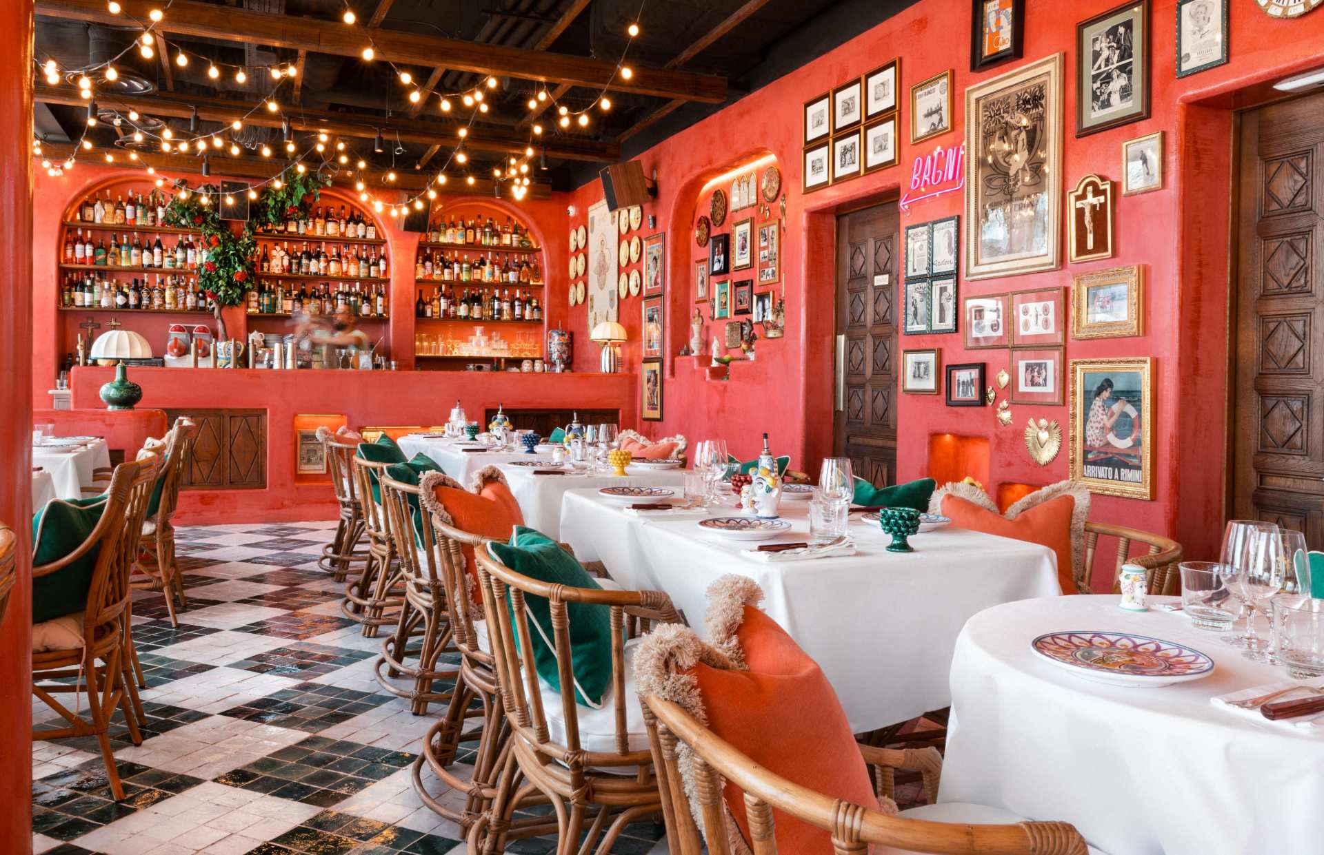 Vue de l'intérieur du restaurant avec le bar dans le fond. Ambiance chaleureuse.