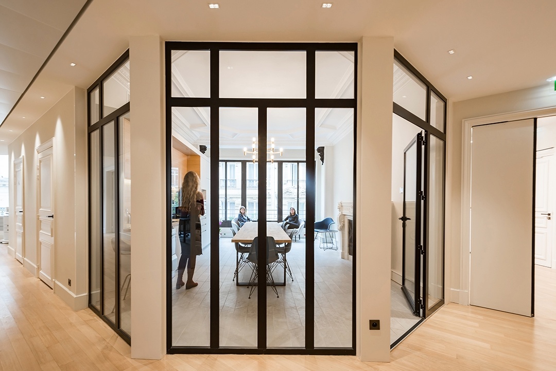 Salle de réunion avec entrée vitrée et armature noire