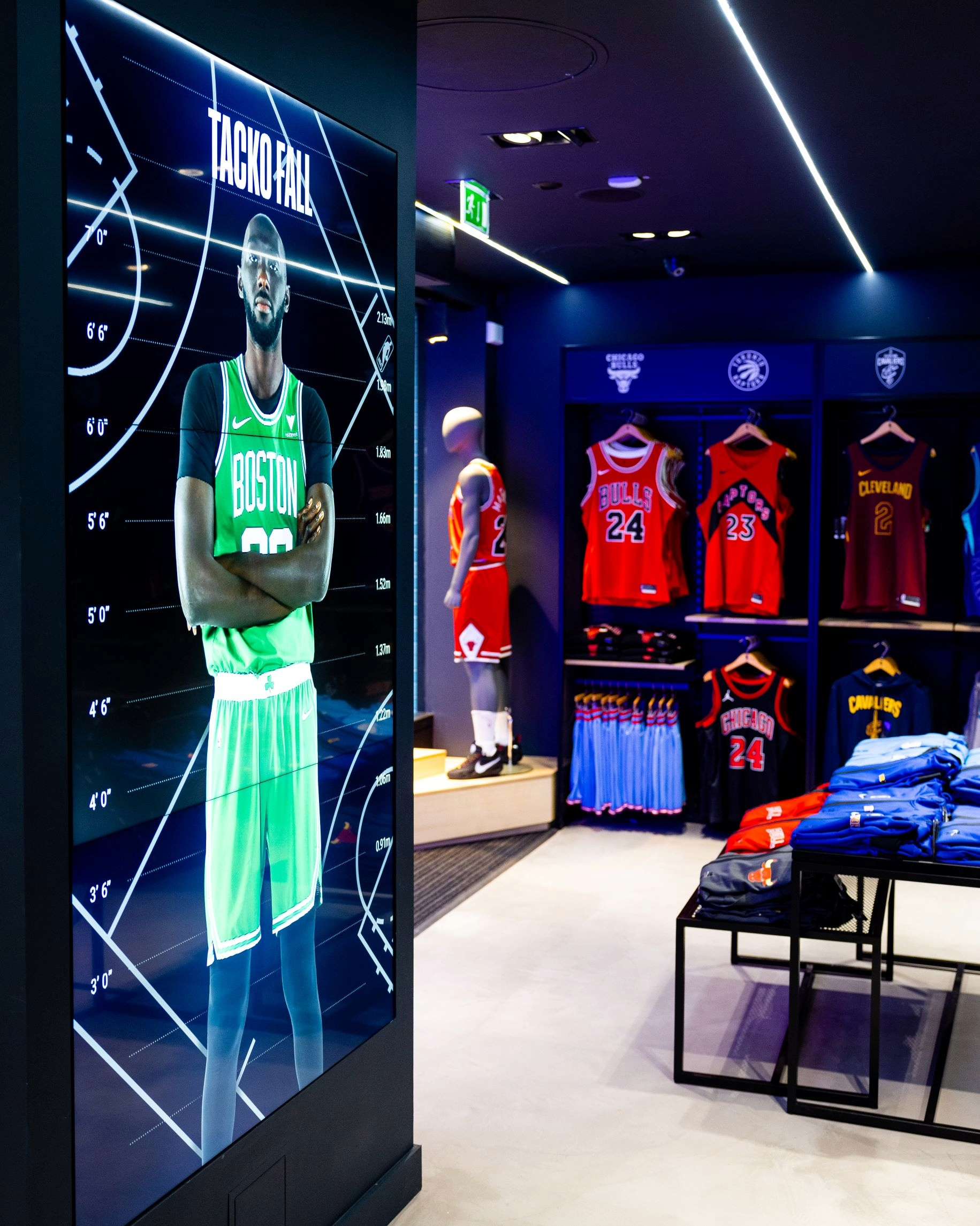Affiche d'un joueur de Boston et au second plan avec les maillots