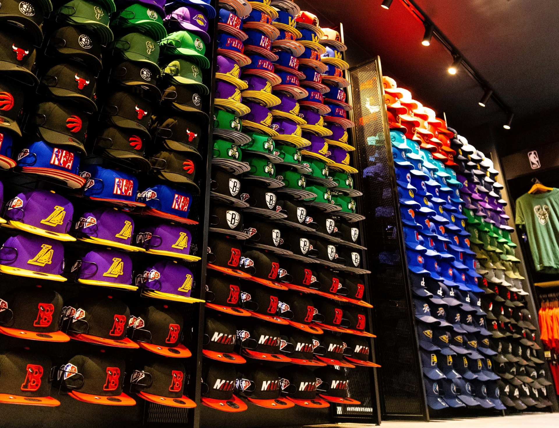 Présentoirs avec les casquettes