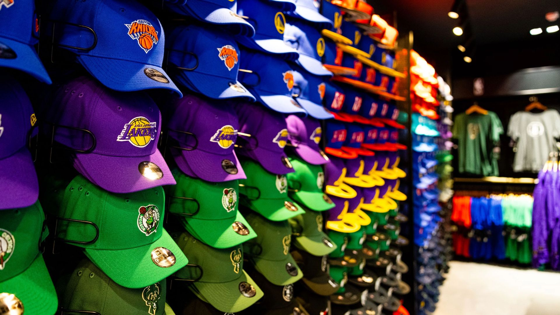 Gros plan sur le présentoir de casquettes